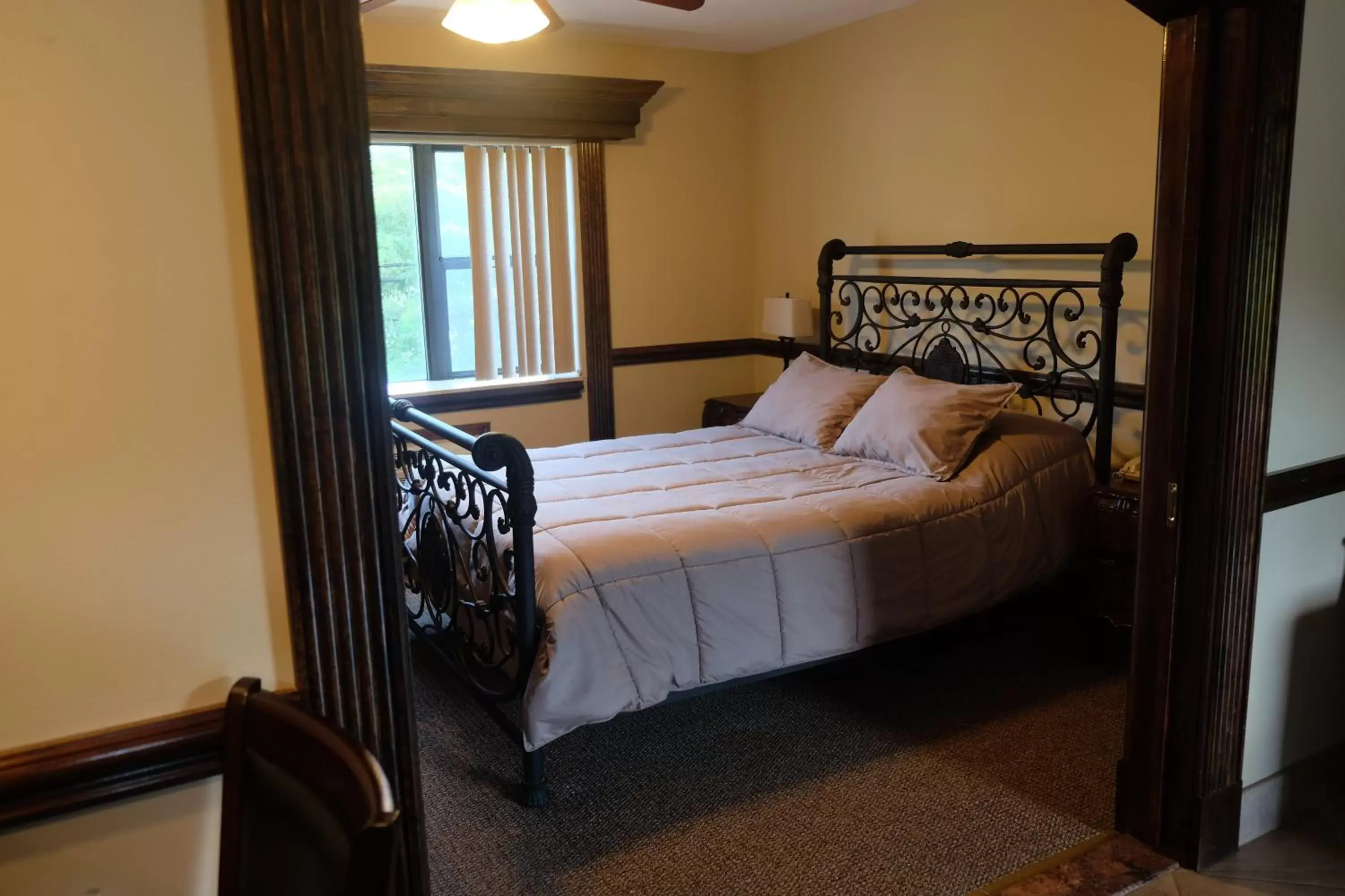 Bed in Chalet Inn & Suites