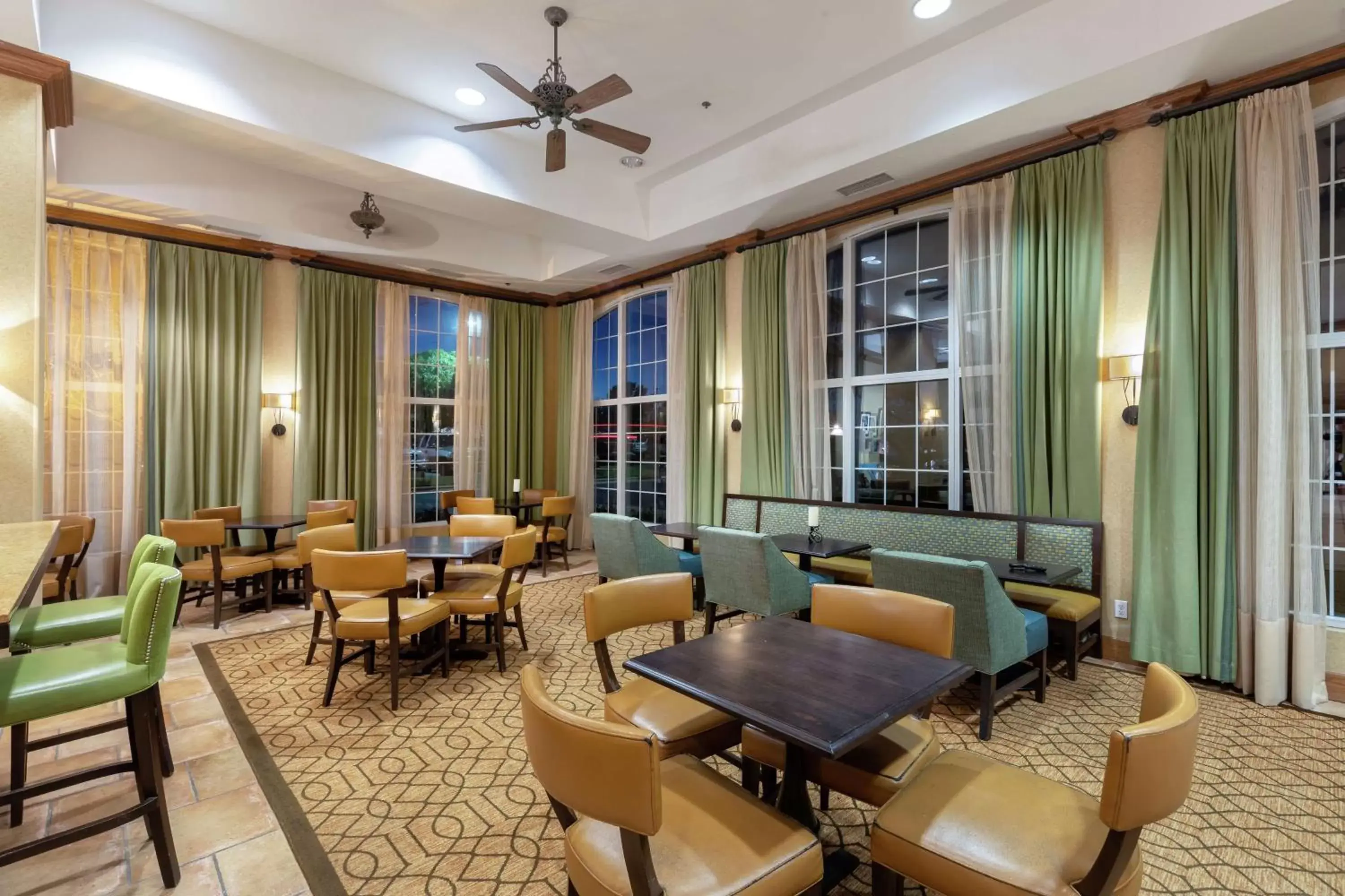 Lobby or reception, Lounge/Bar in Hampton Inn & Suites-Austin Airport