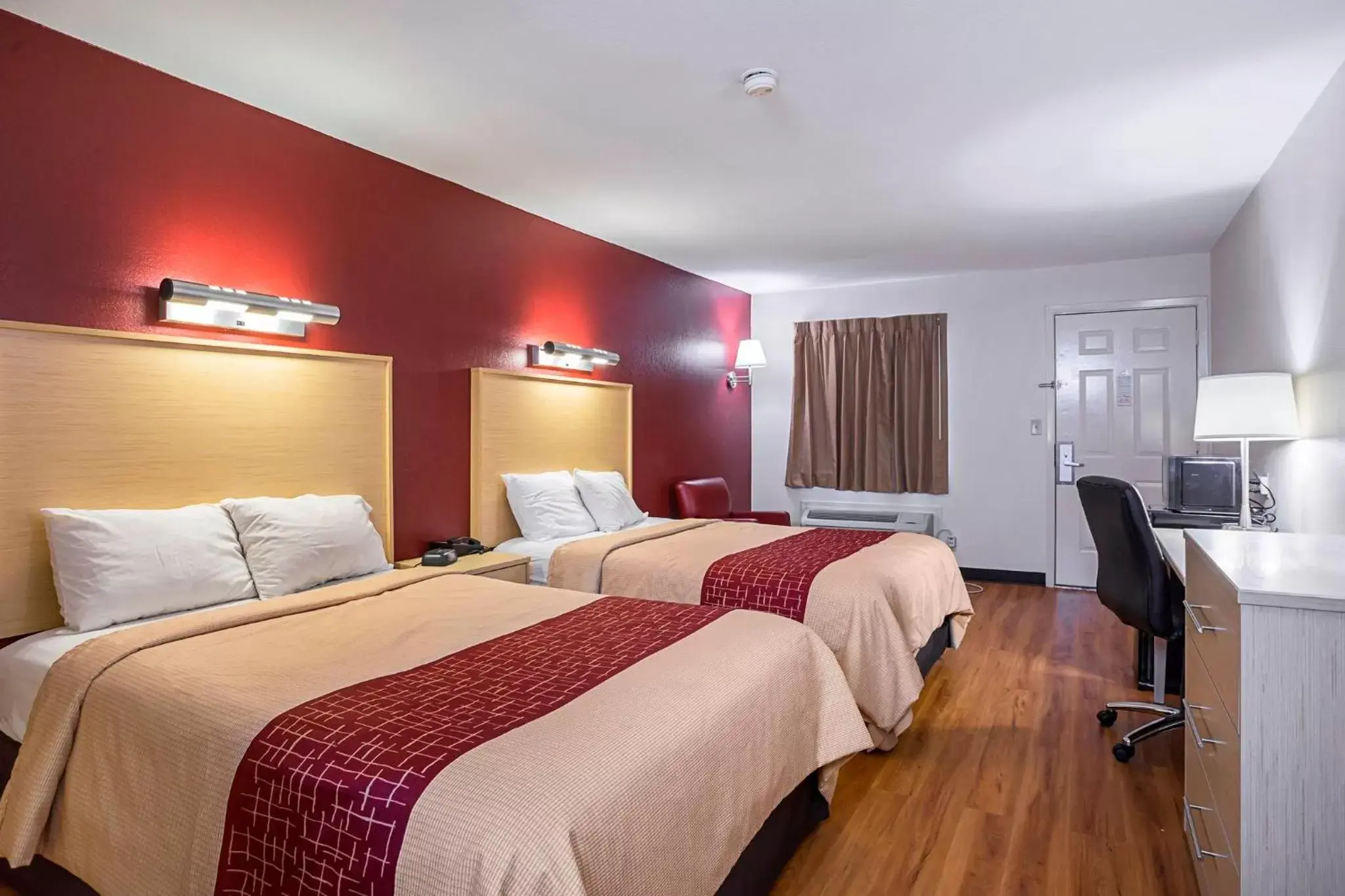 Property building, Bed in Red Roof Inn West Memphis, AR Property building, Bed in Red Roof Inn West Memphis, AR