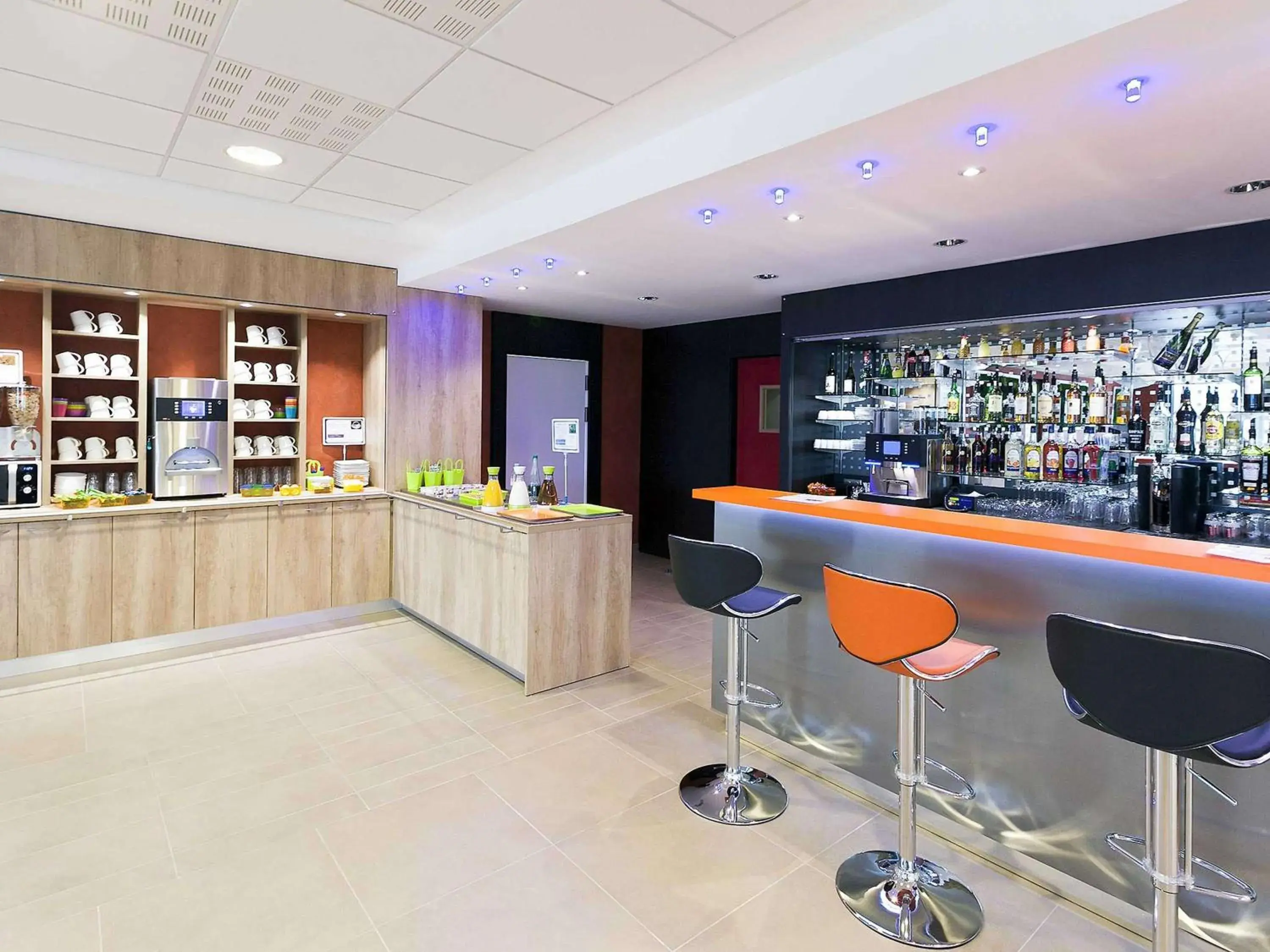 Property building, Lounge/Bar in ibis Styles Flers