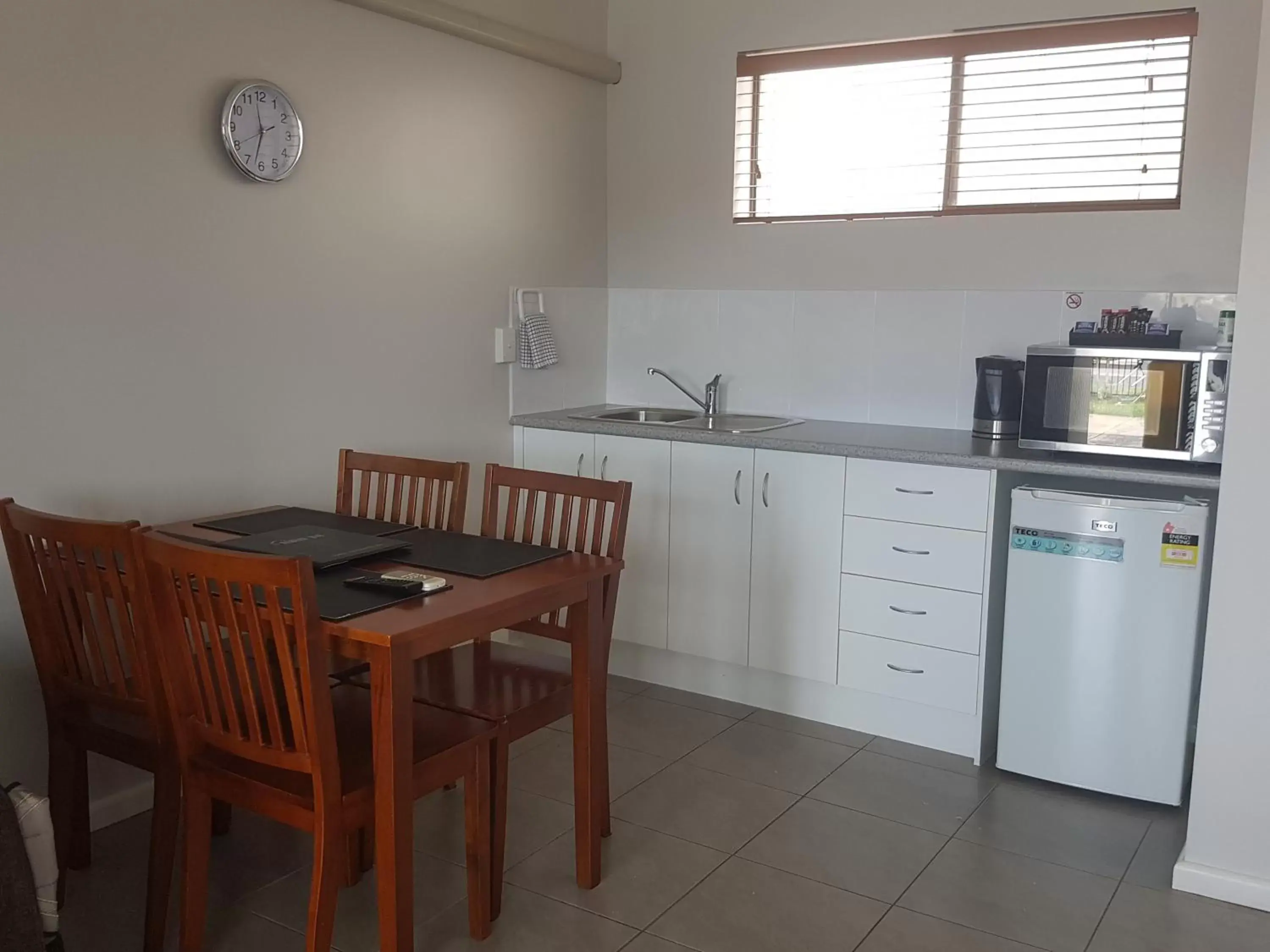 Kitchen or kitchenette, Kitchen/Kitchenette in Main Street Motel