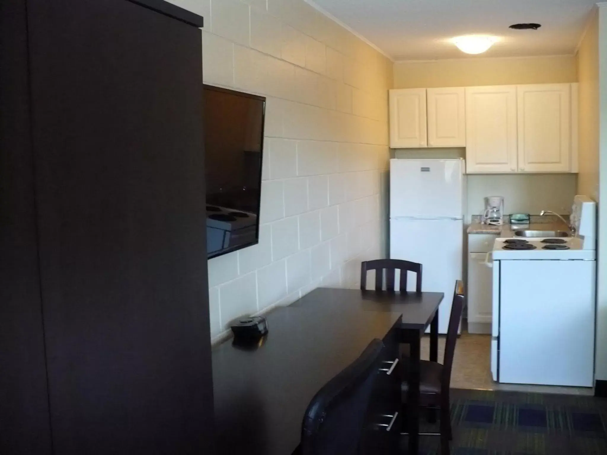 Kitchen or kitchenette, Kitchen/Kitchenette in Westgate Inn