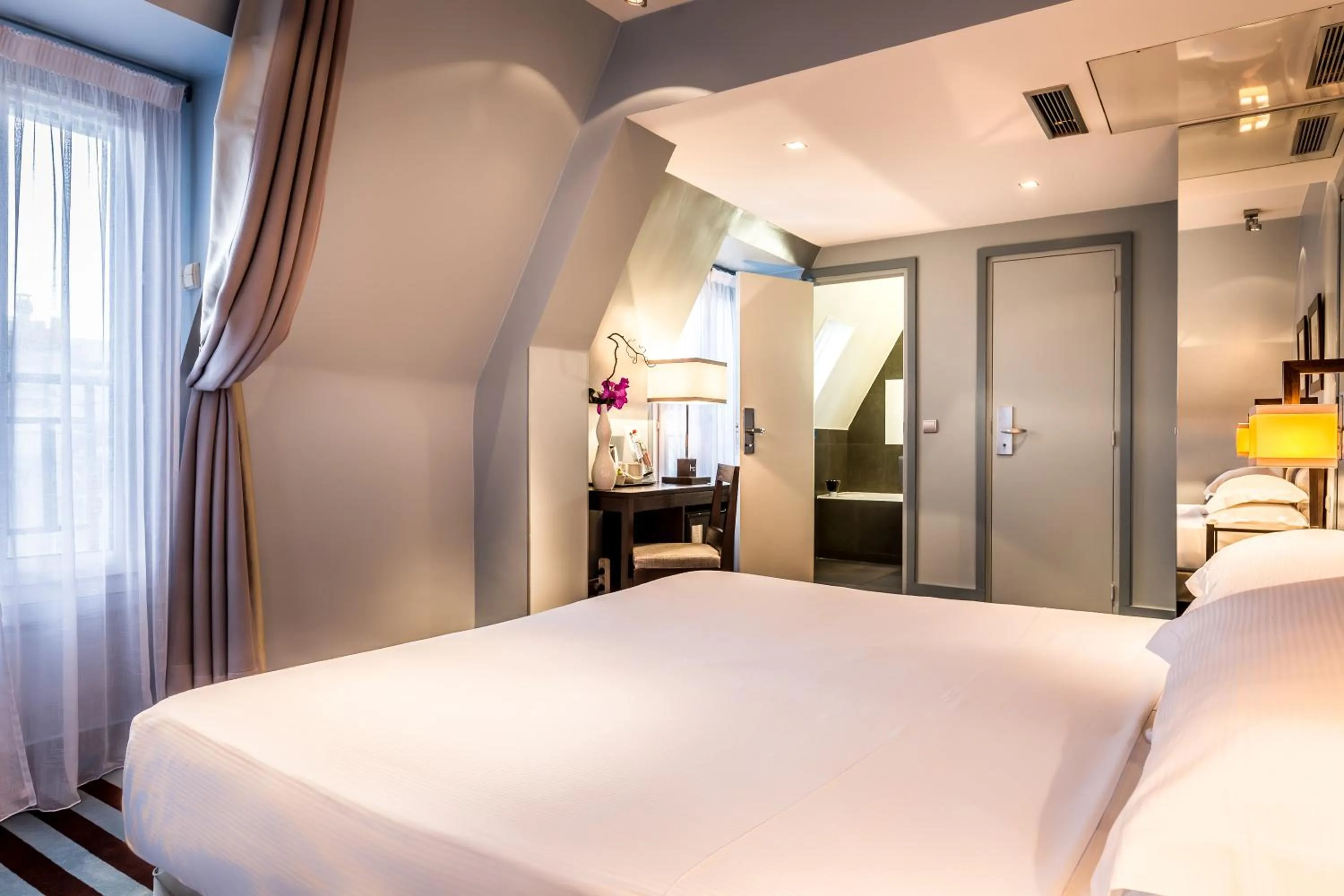 Bed in Hotel Duret Paris Champs Elysées