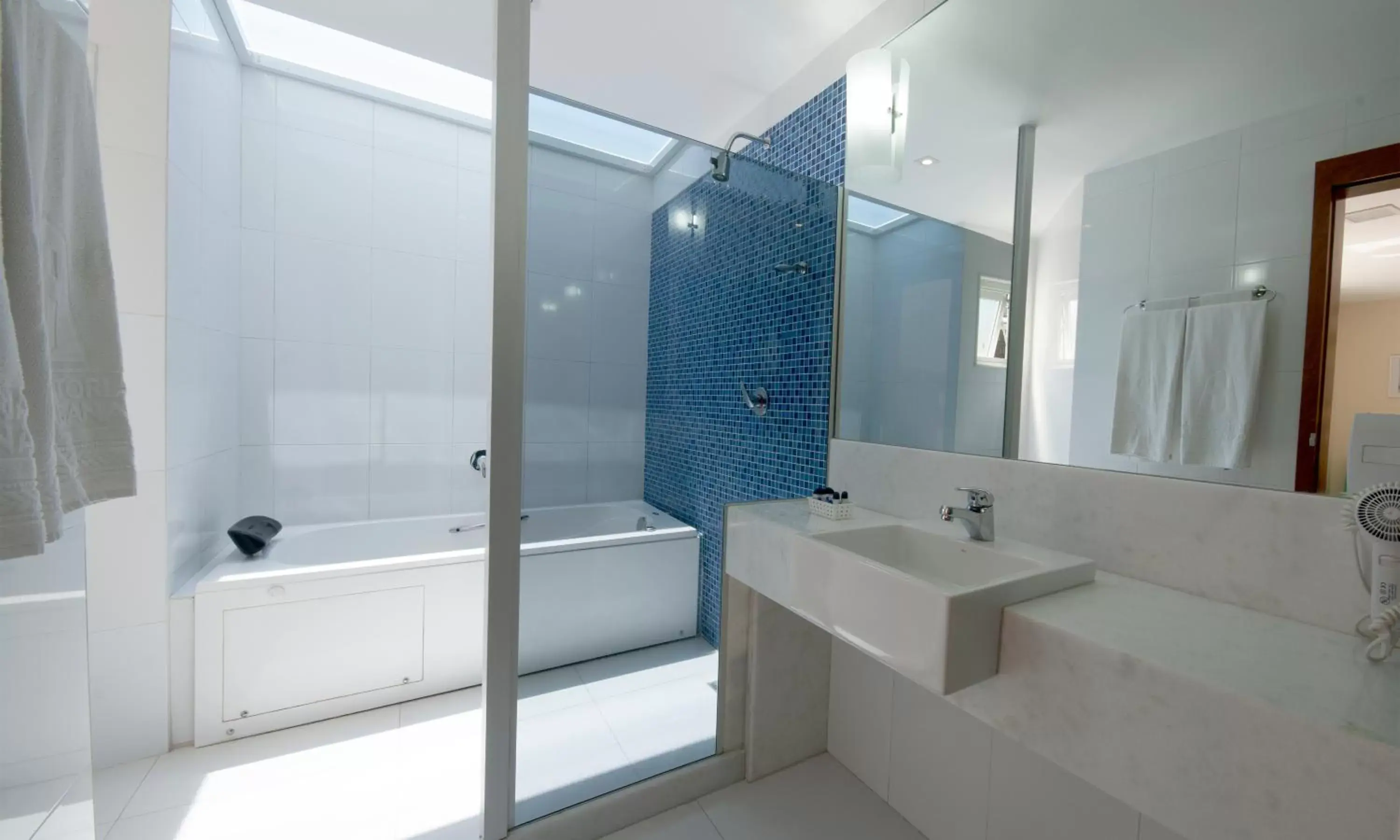 Hot Tub, Bathroom in Hotel Astoria Copacabana