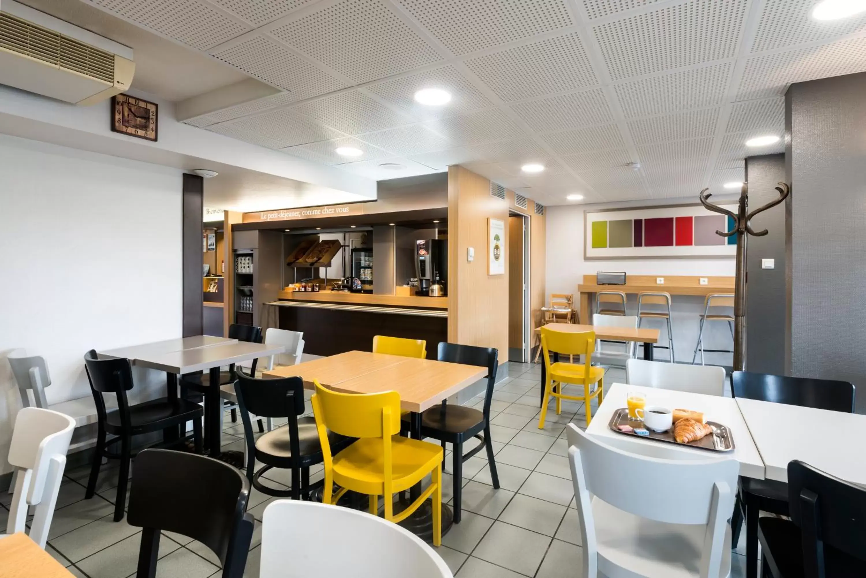 Restaurant/Places to Eat in B&B HOTEL Nantes Parc Expos La Chapelle