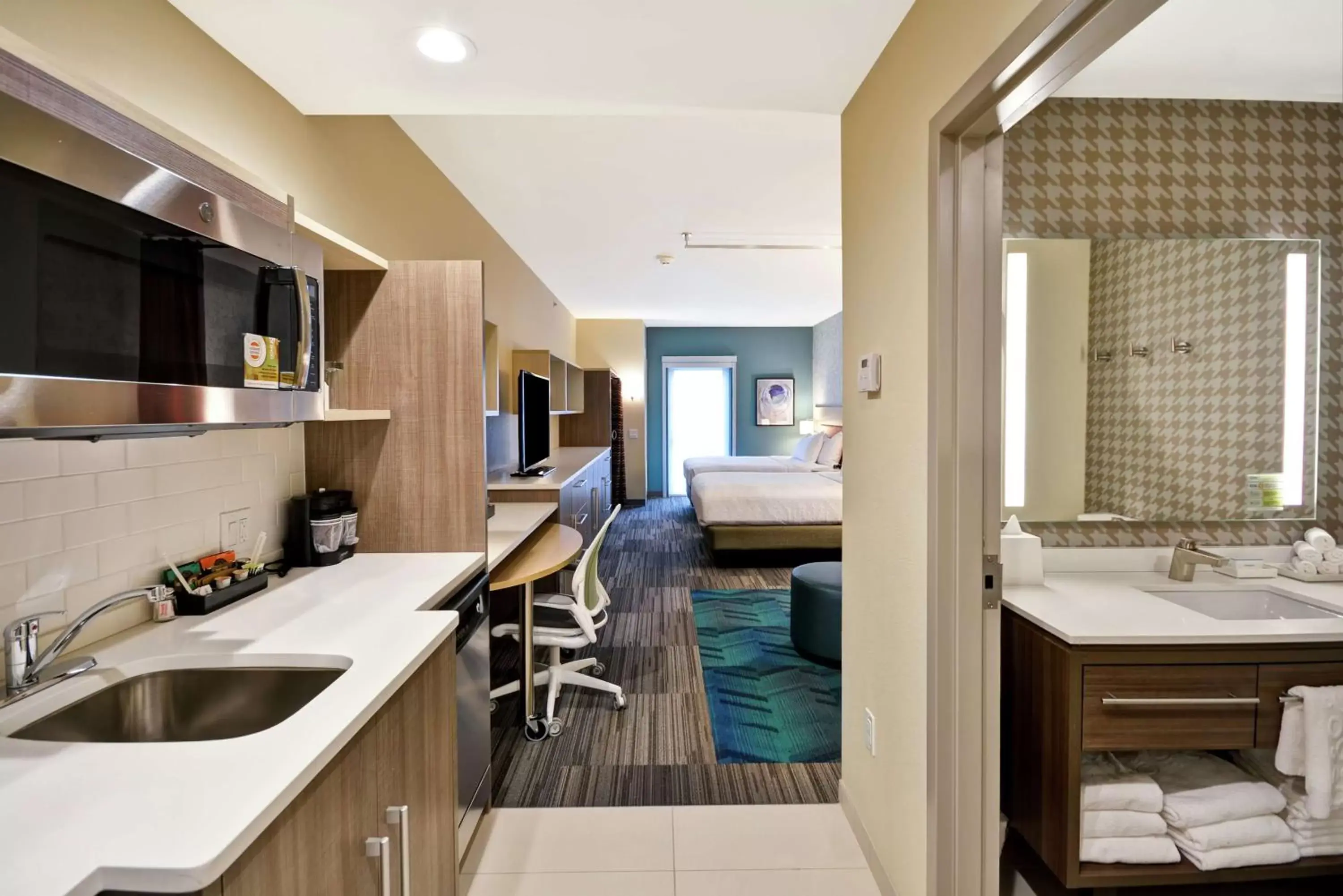 Kitchen or kitchenette, Bathroom in Home2 Suites At The Galleria