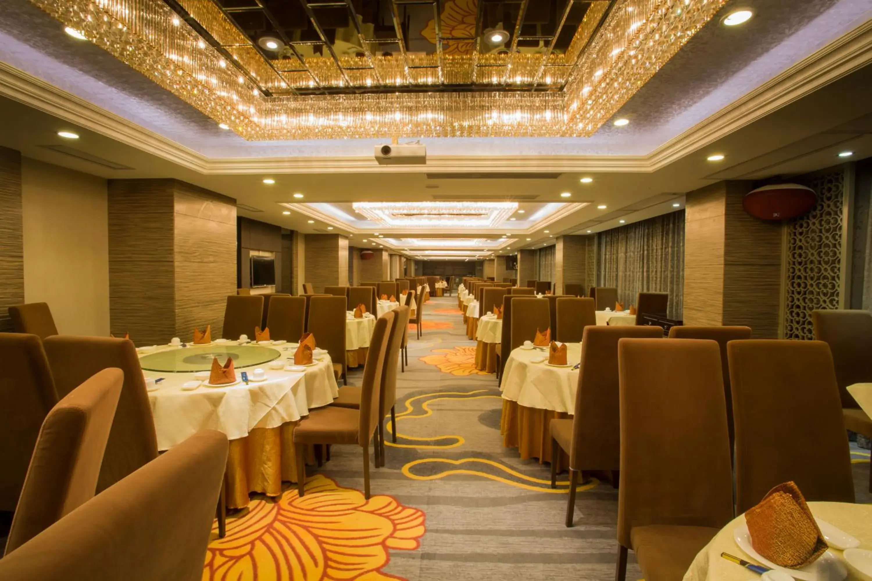 Restaurant/places to eat in La Perle International Hotel Restaurant/places to eat in La Perle International Hotel