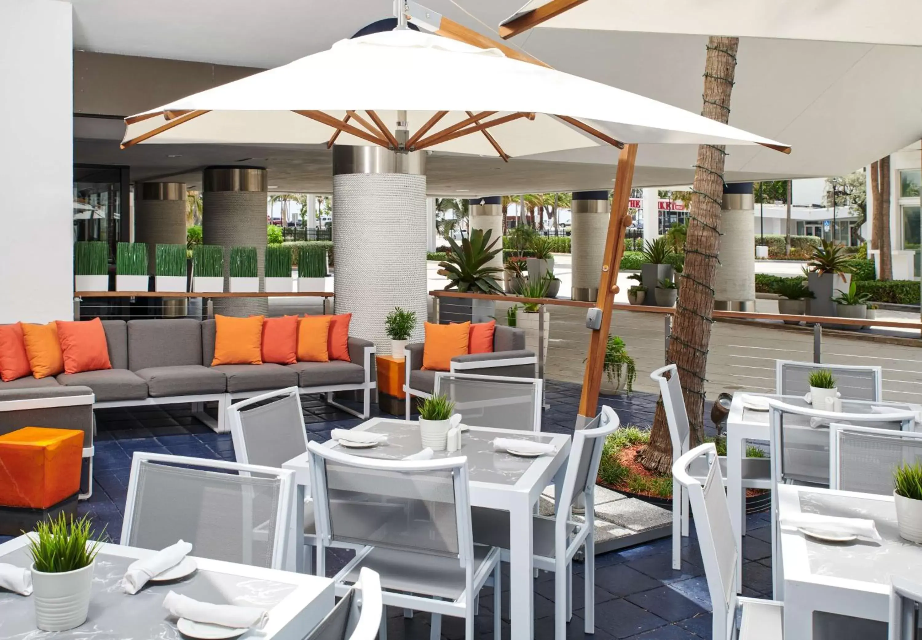 Patio, Restaurant/Places to Eat in Bahia Mar Fort Lauderdale Beach - DoubleTree by Hilton