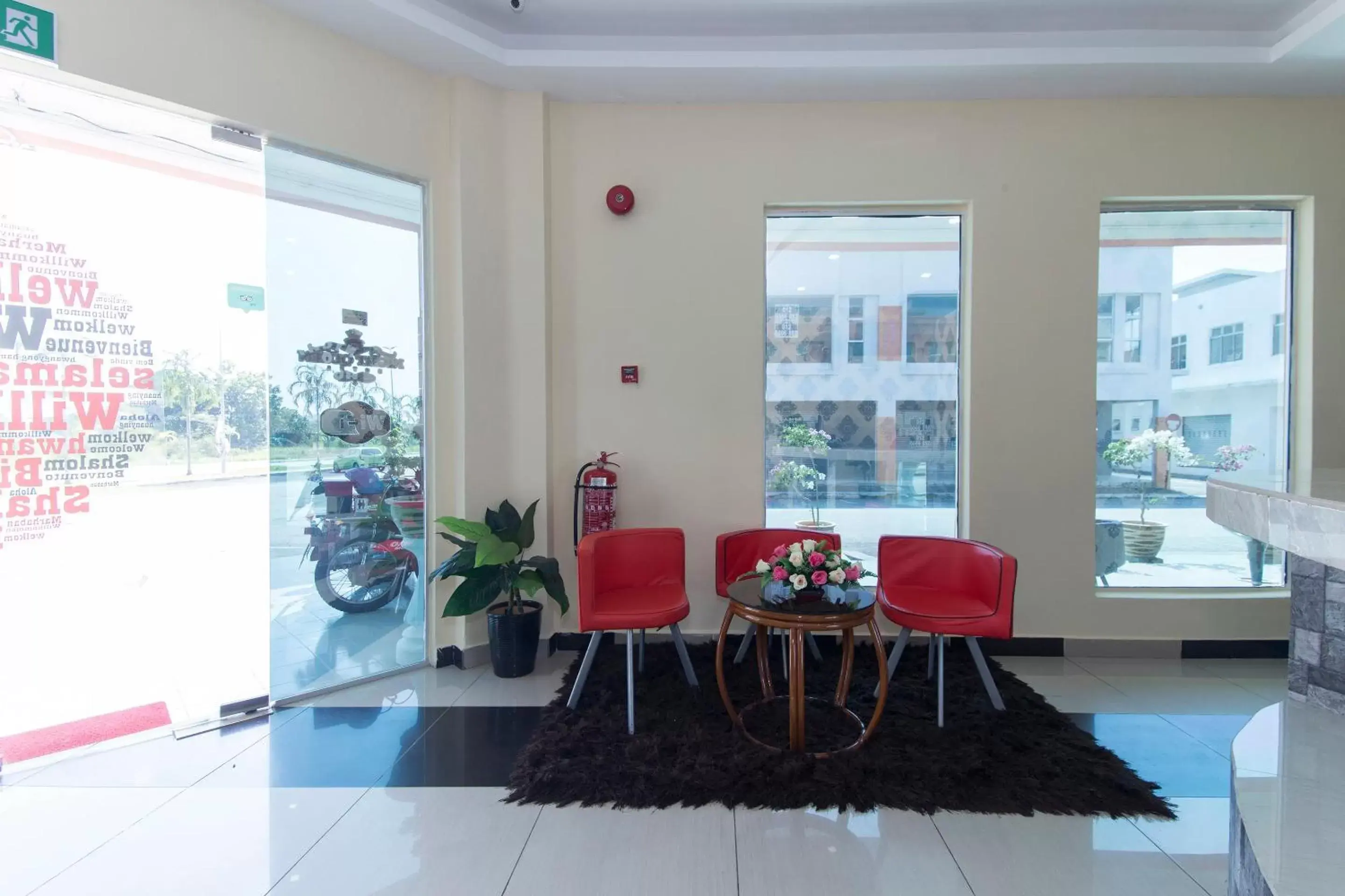 Lobby or reception, Dining Area in OYO 439 Night Queen Hotel