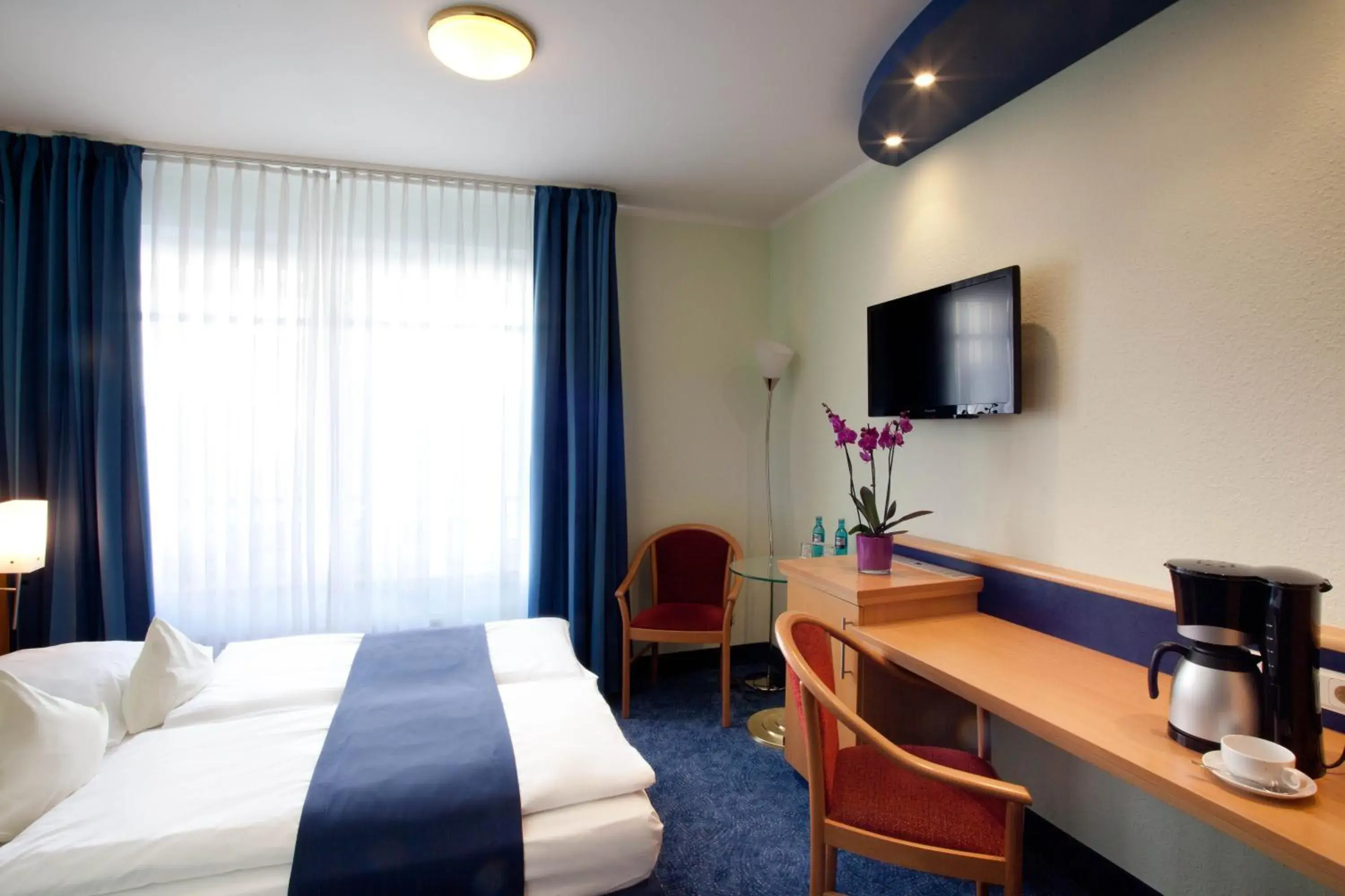 Photo of the whole room, Room Photo in Hotel Hanseport Hamburg