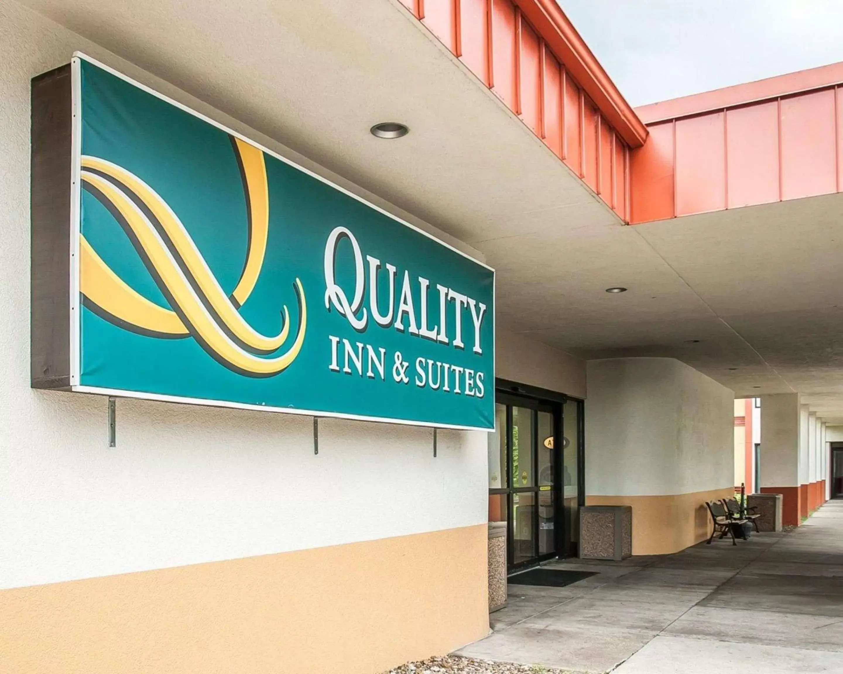 Property building in Quality Inn & Suites Kansas City I-435N Near Sports Complex