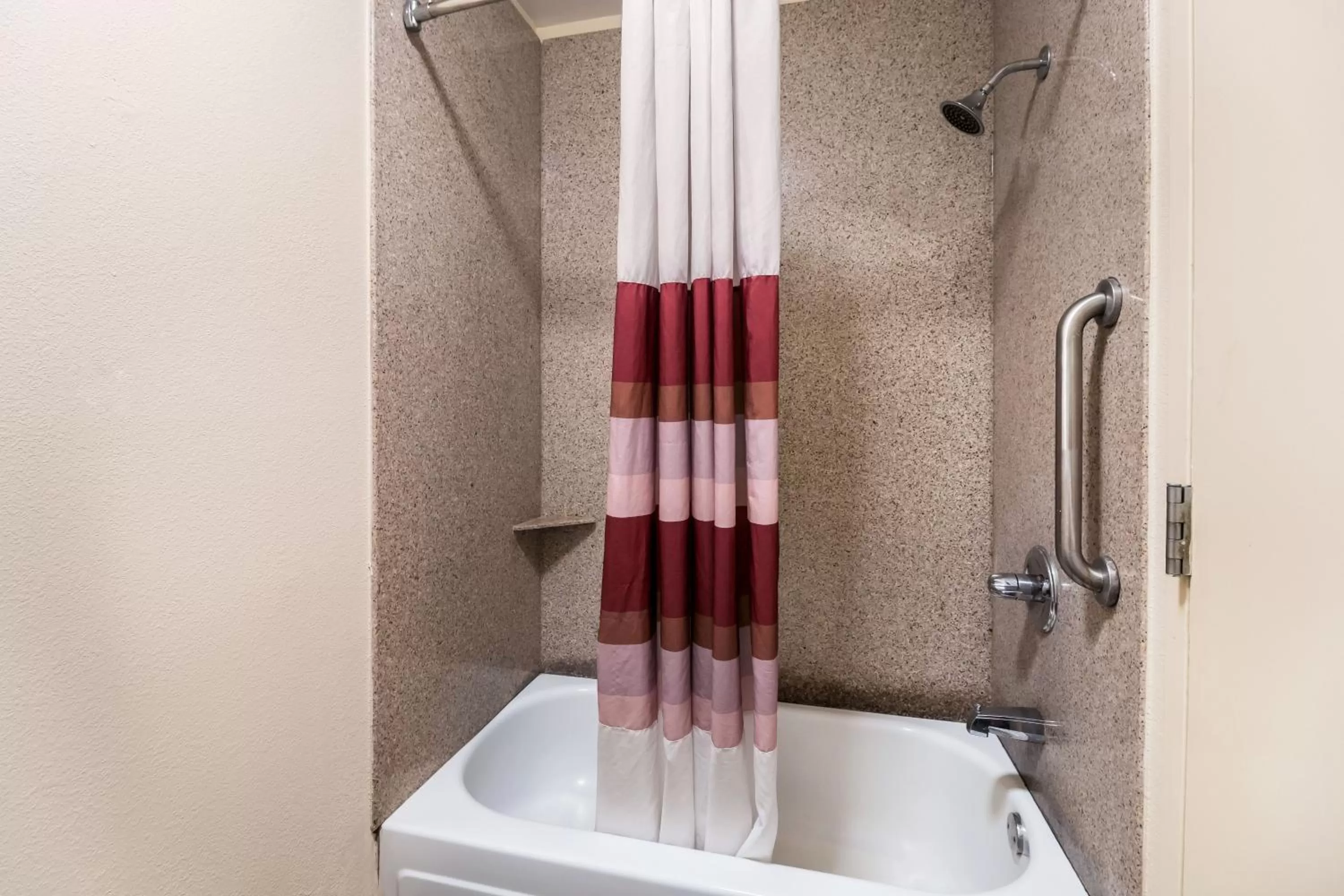 Bathroom in Red Roof Inn Murfreesboro