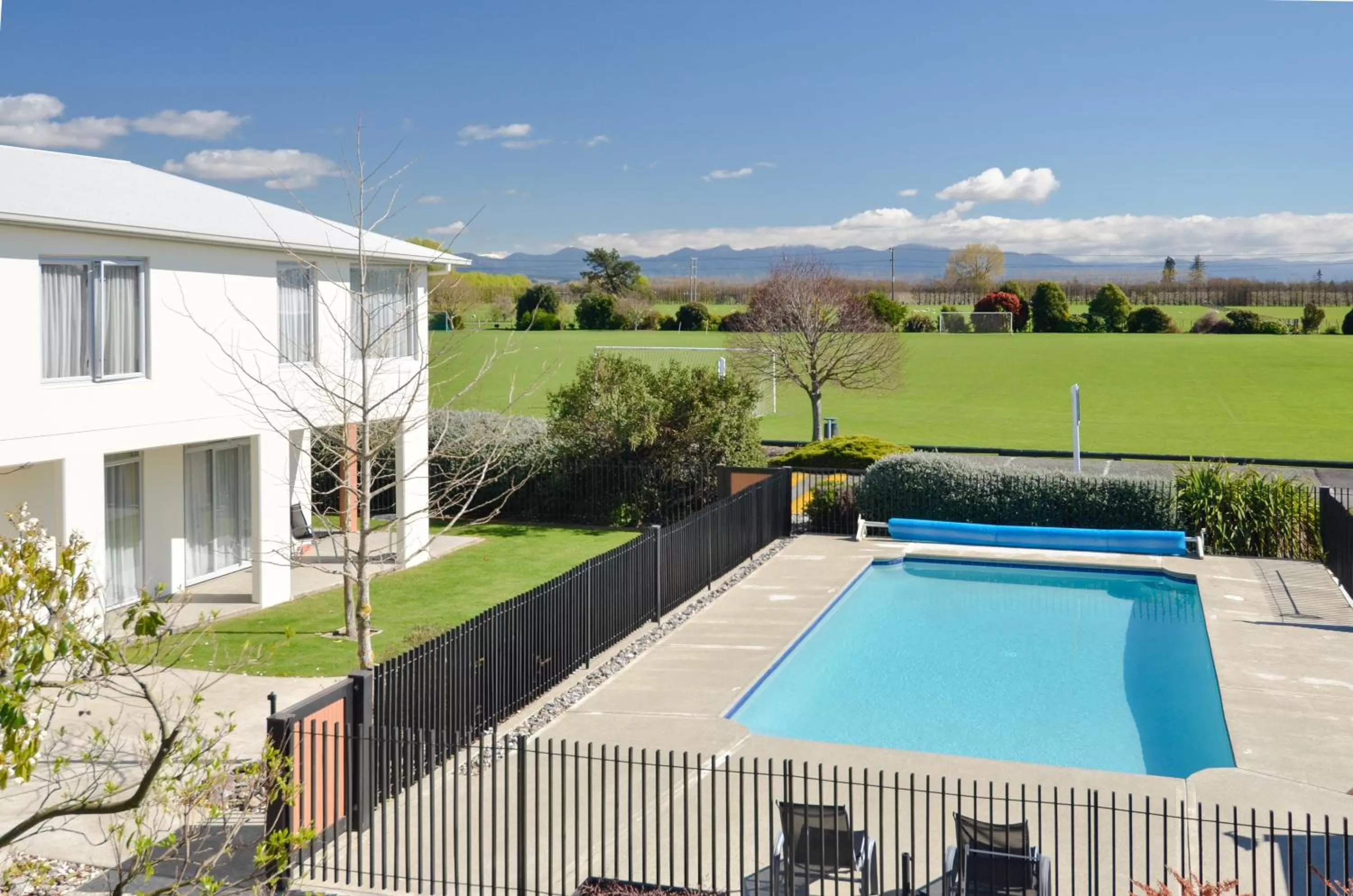 Swimming pool in Parkside Motel