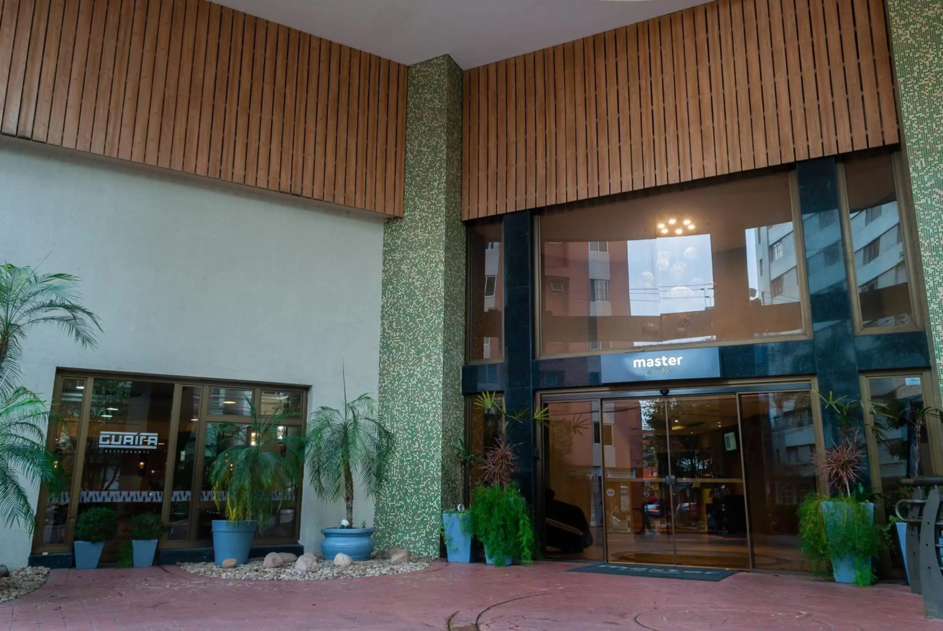Facade/entrance in Master Curitiba Hotel - 1,6 km do Estádio Couto Pereira - Show Facade/entrance in Master Curitiba Hotel - 1,6 km do Estádio Couto Pereira - Show