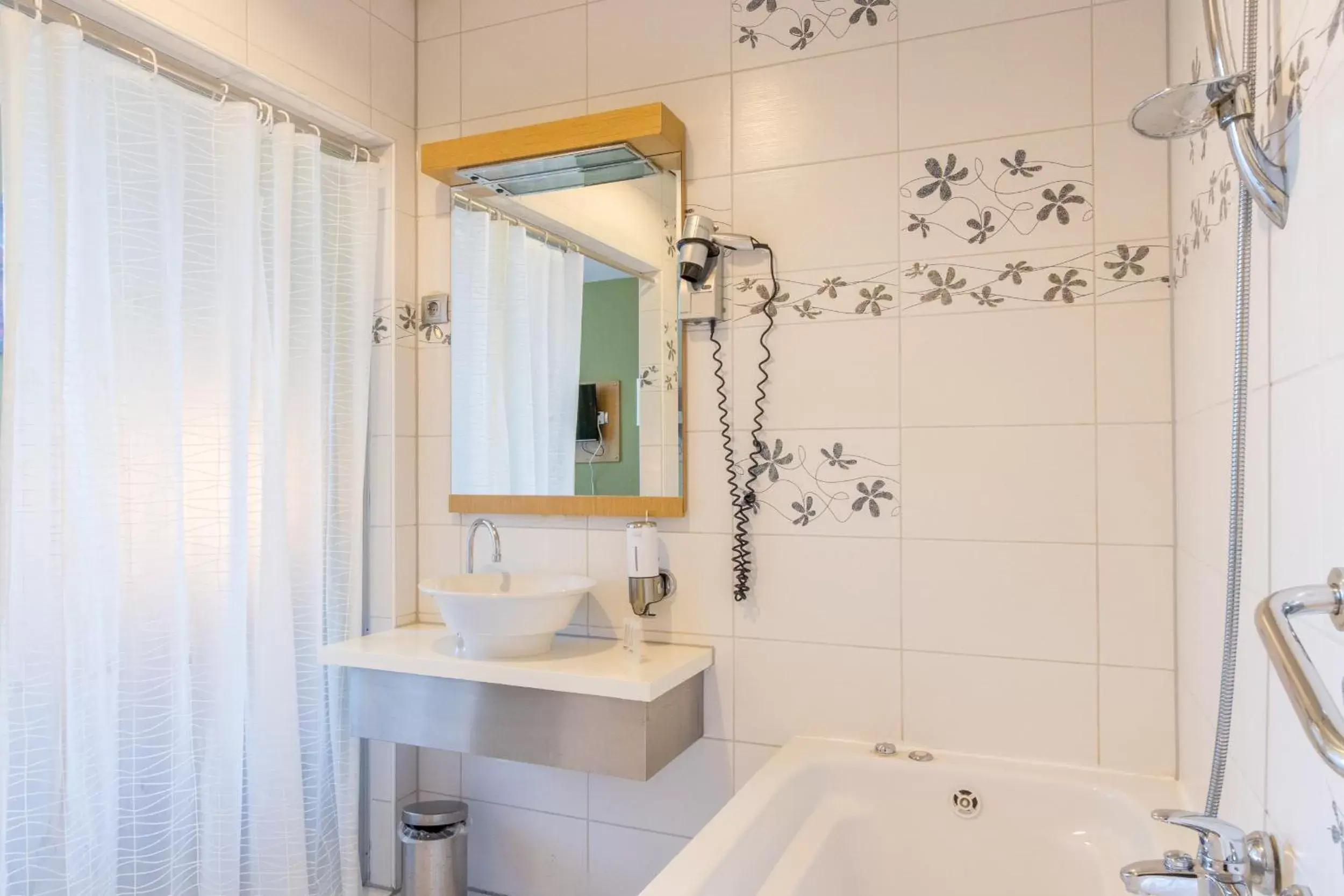 Shower, Bathroom in Hotel Port