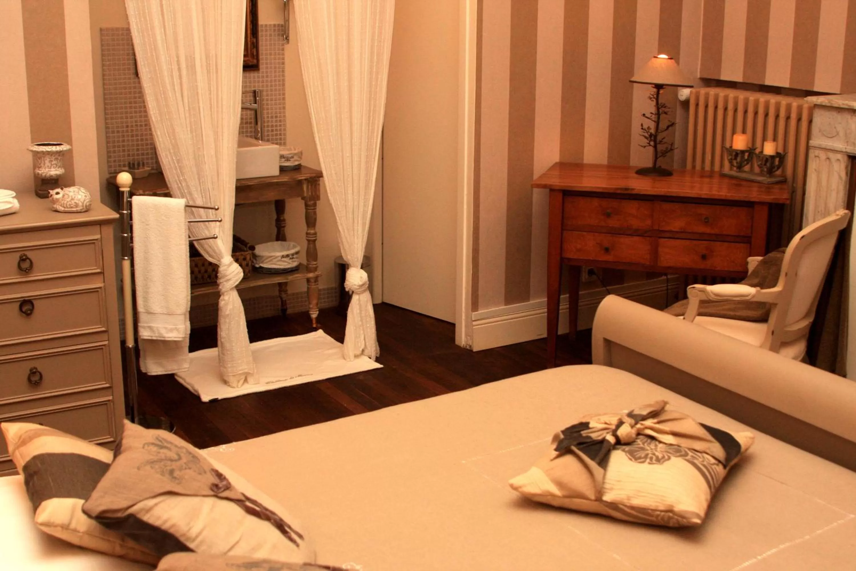 Shower, Bed in Château la Moune