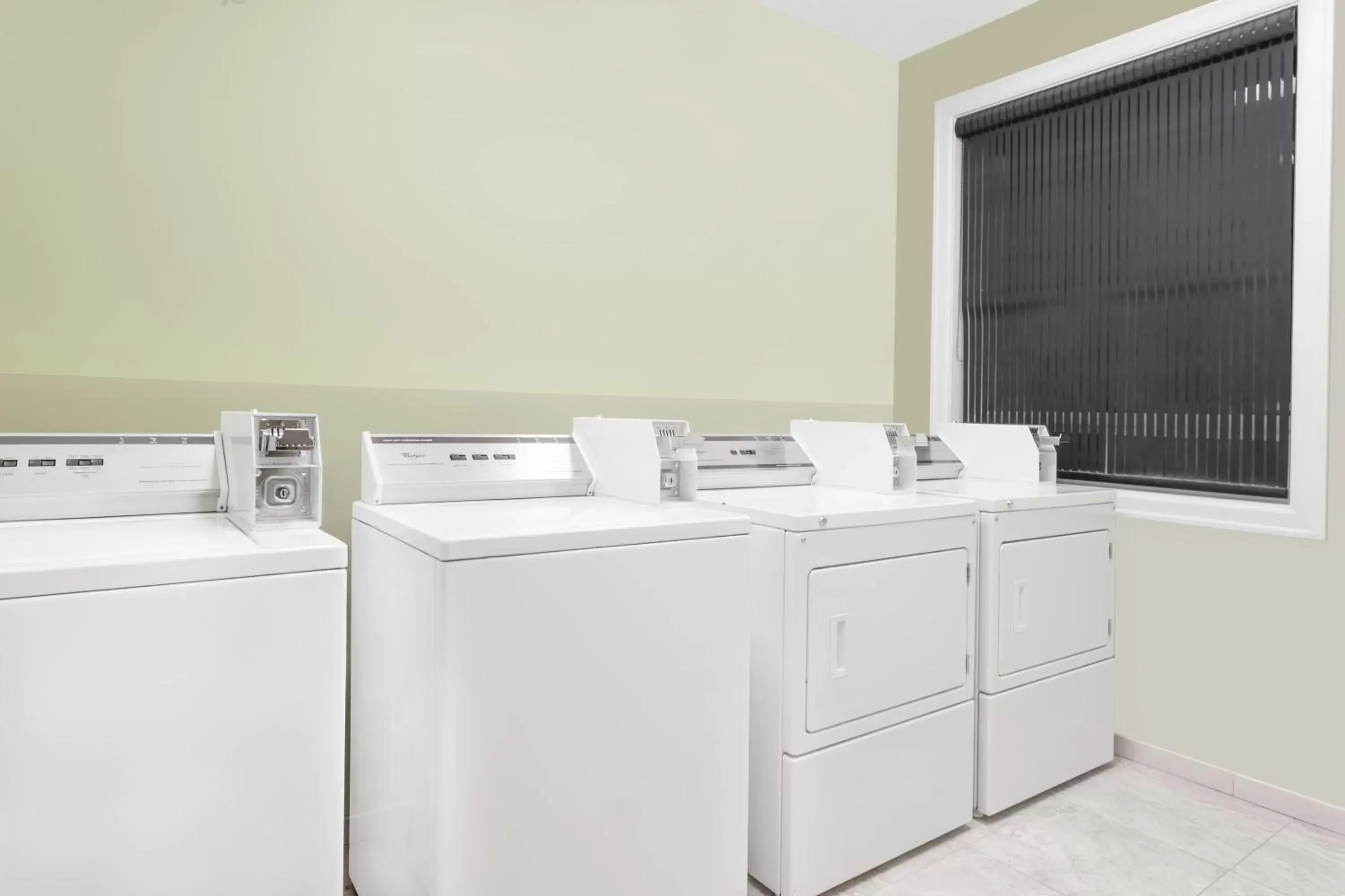 laundry, Kitchen/Kitchenette in Ramada by Wyndham Carlyle