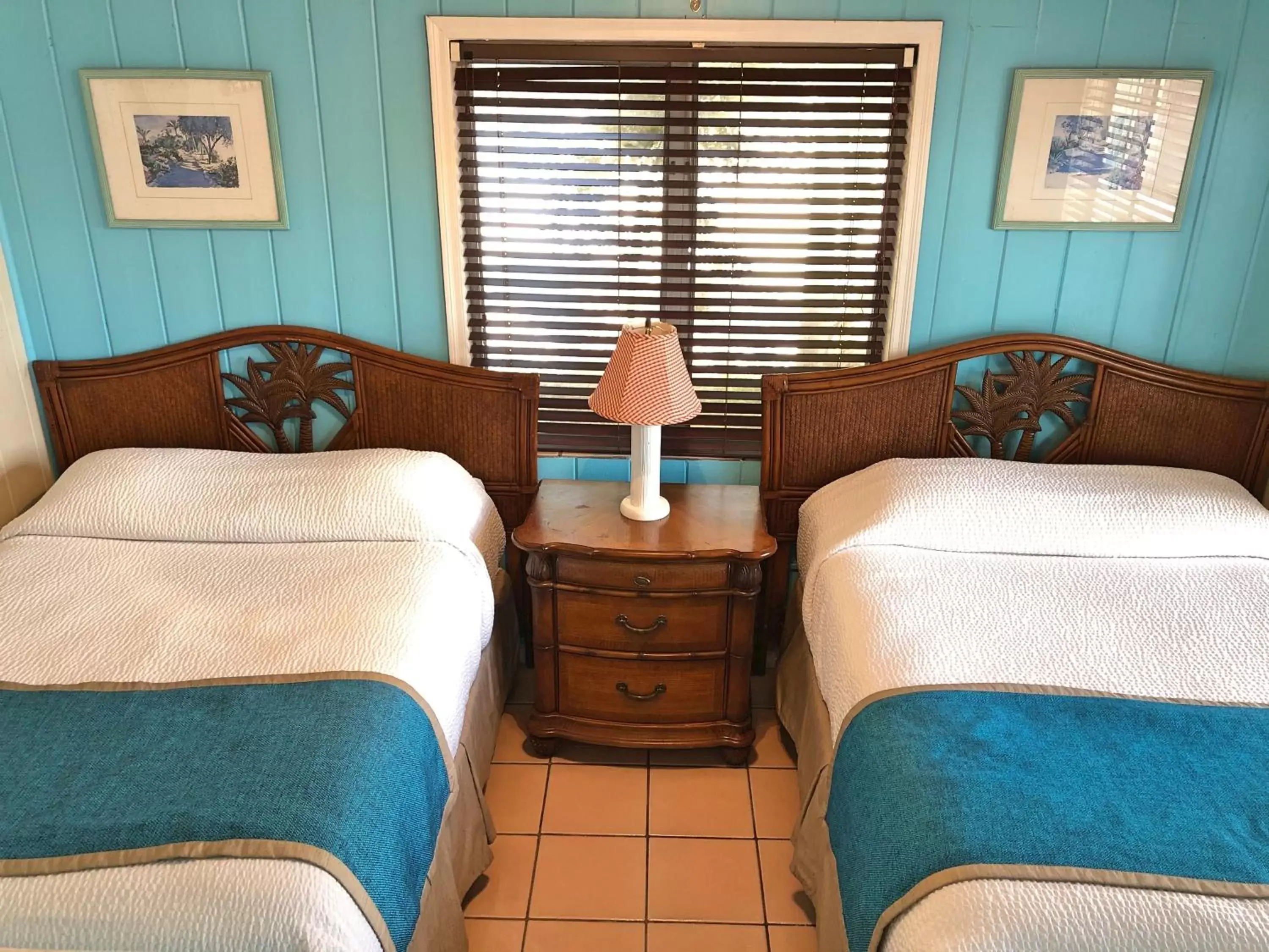 Bed in The Pelican Key Largo Cottages