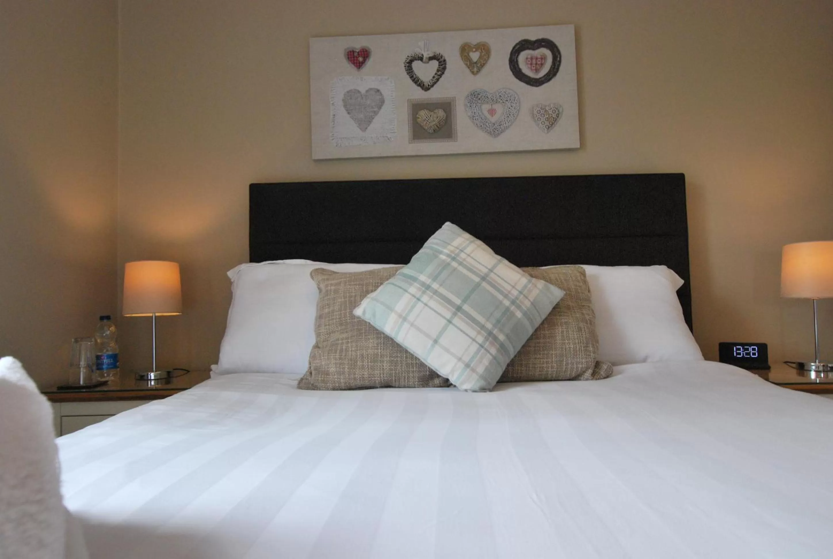 Double Room with Private Bathroom in the punchbowl hotel