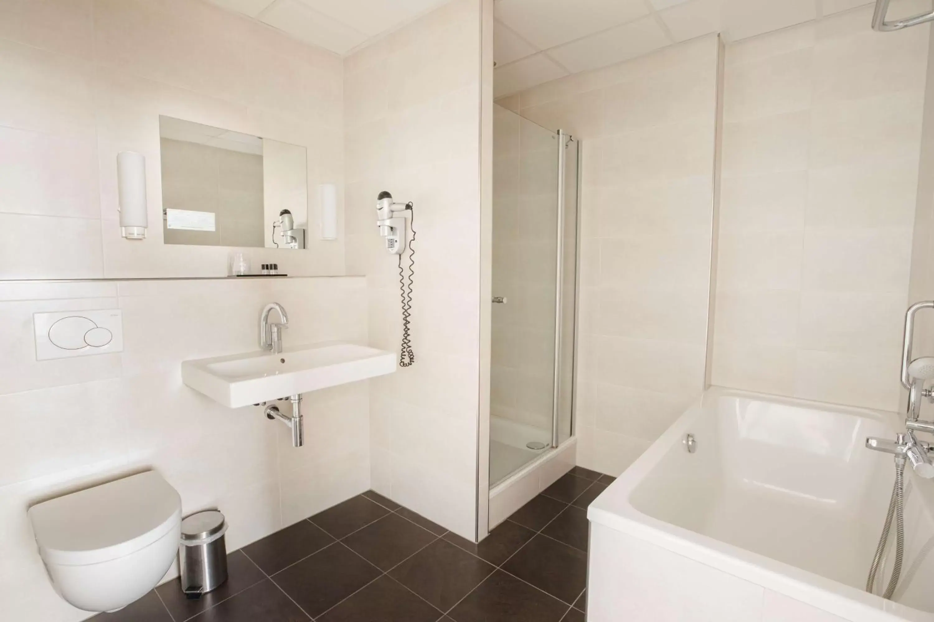 Toilet, Bathroom in Flonk Hotel Groningen Centre, BW Signature Collection voorheen Best Western Hotel Groningen Centre