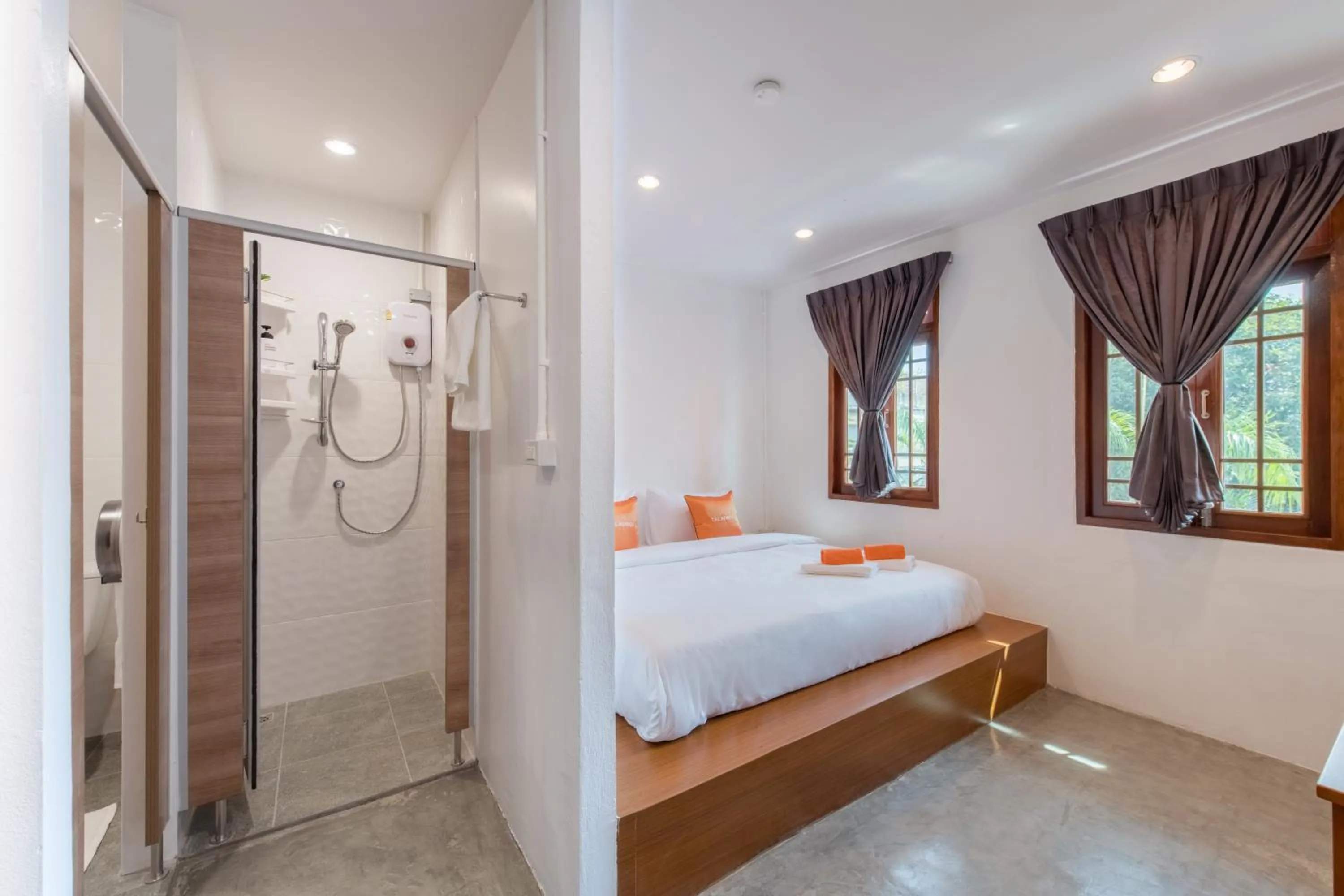 Shower, Bed in Tiny Taladnoi Hostel