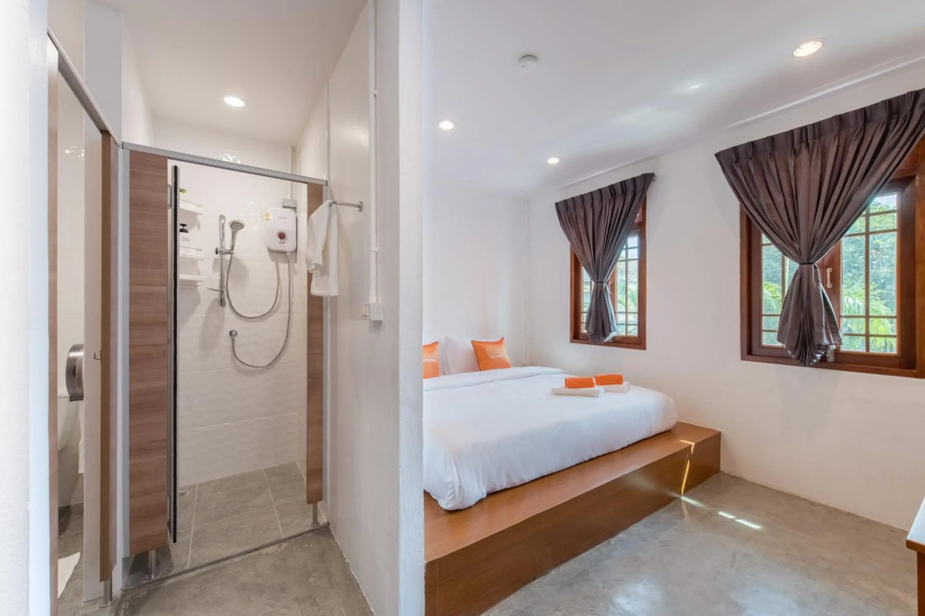 Shower, Bed in Tiny Taladnoi Hostel