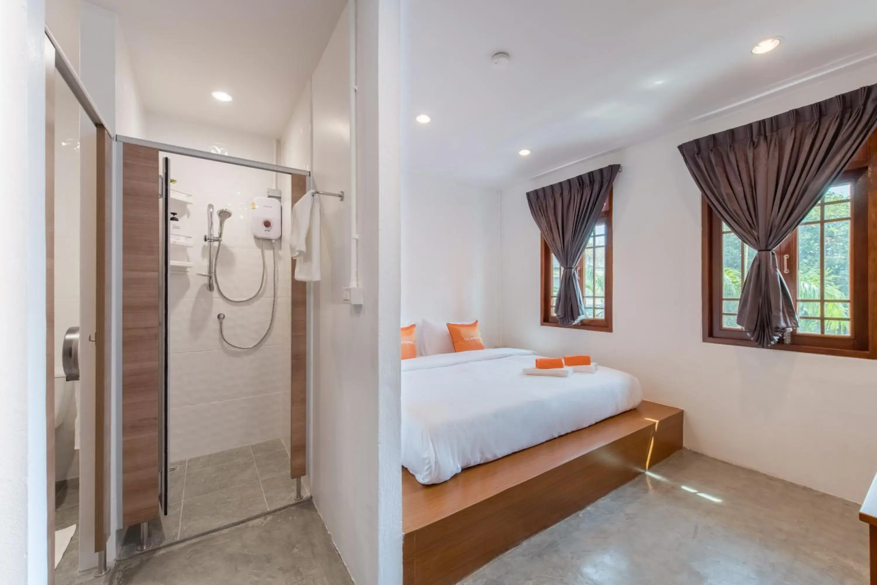 Shower, Bed in Tiny Taladnoi Hostel Shower, Bed in Tiny Taladnoi Hostel