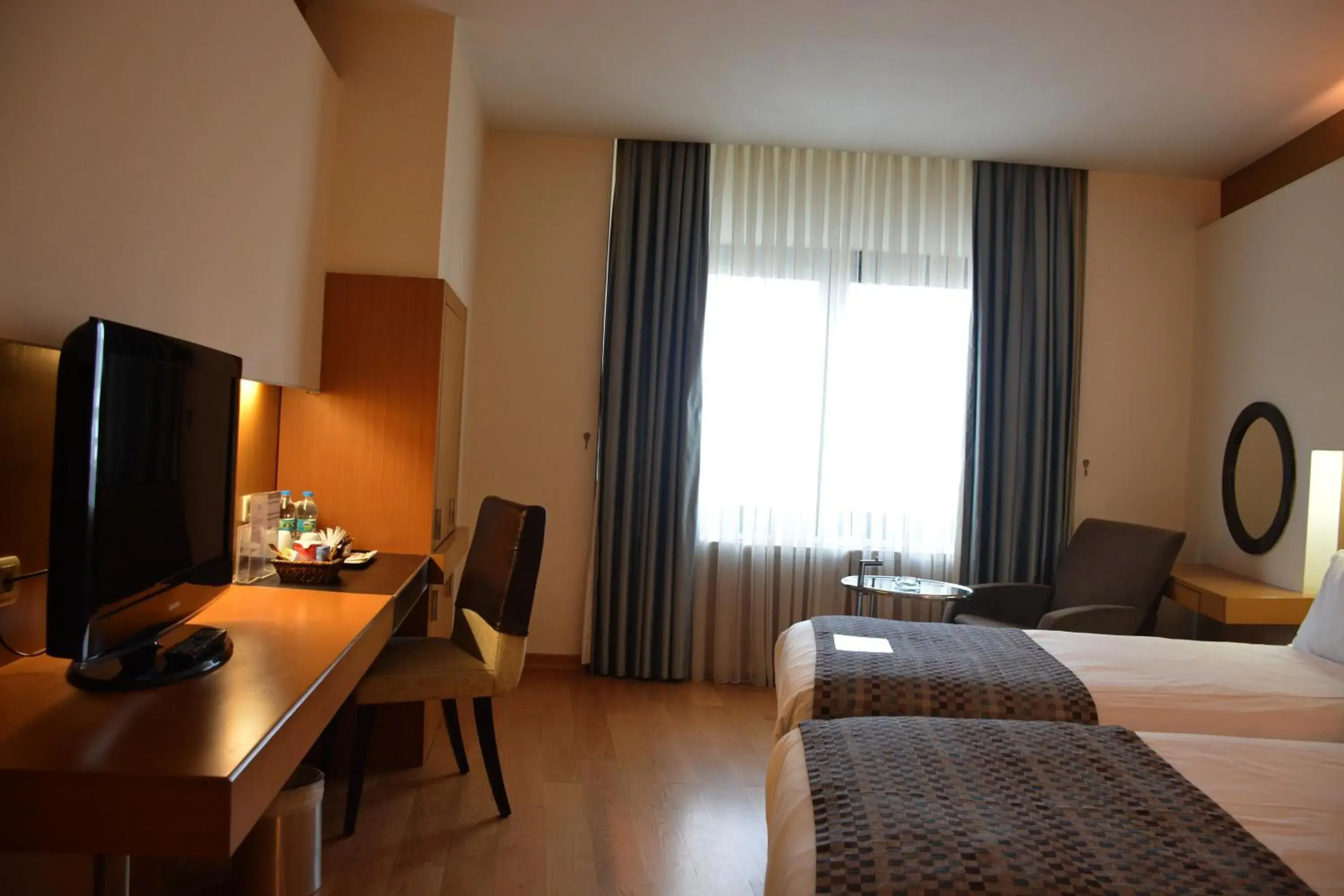 Bed, TV/Entertainment Center in Surmeli Istanbul Hotel