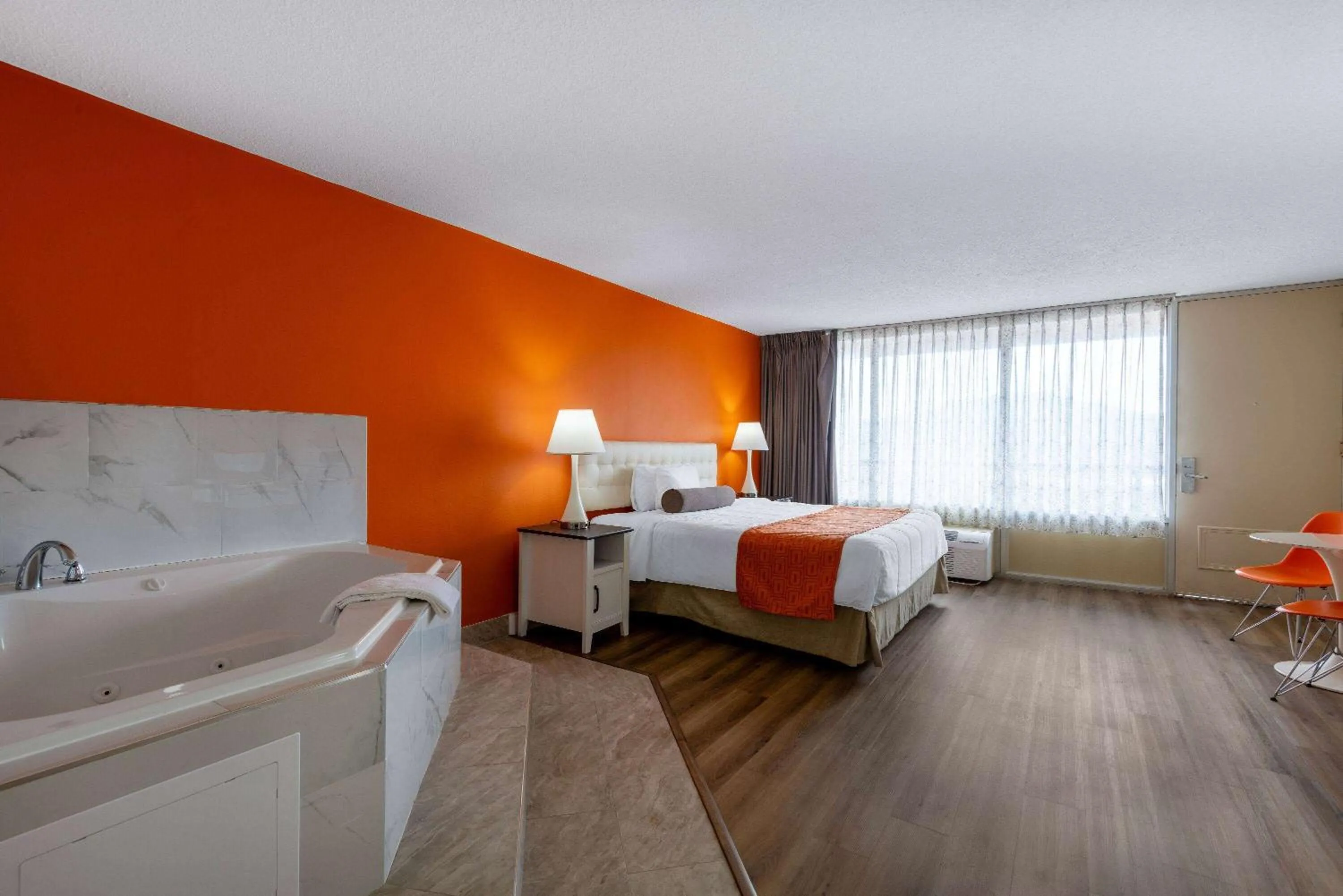 Bed in Howard Johnson by Wyndham Salem Hotel & Conference Center