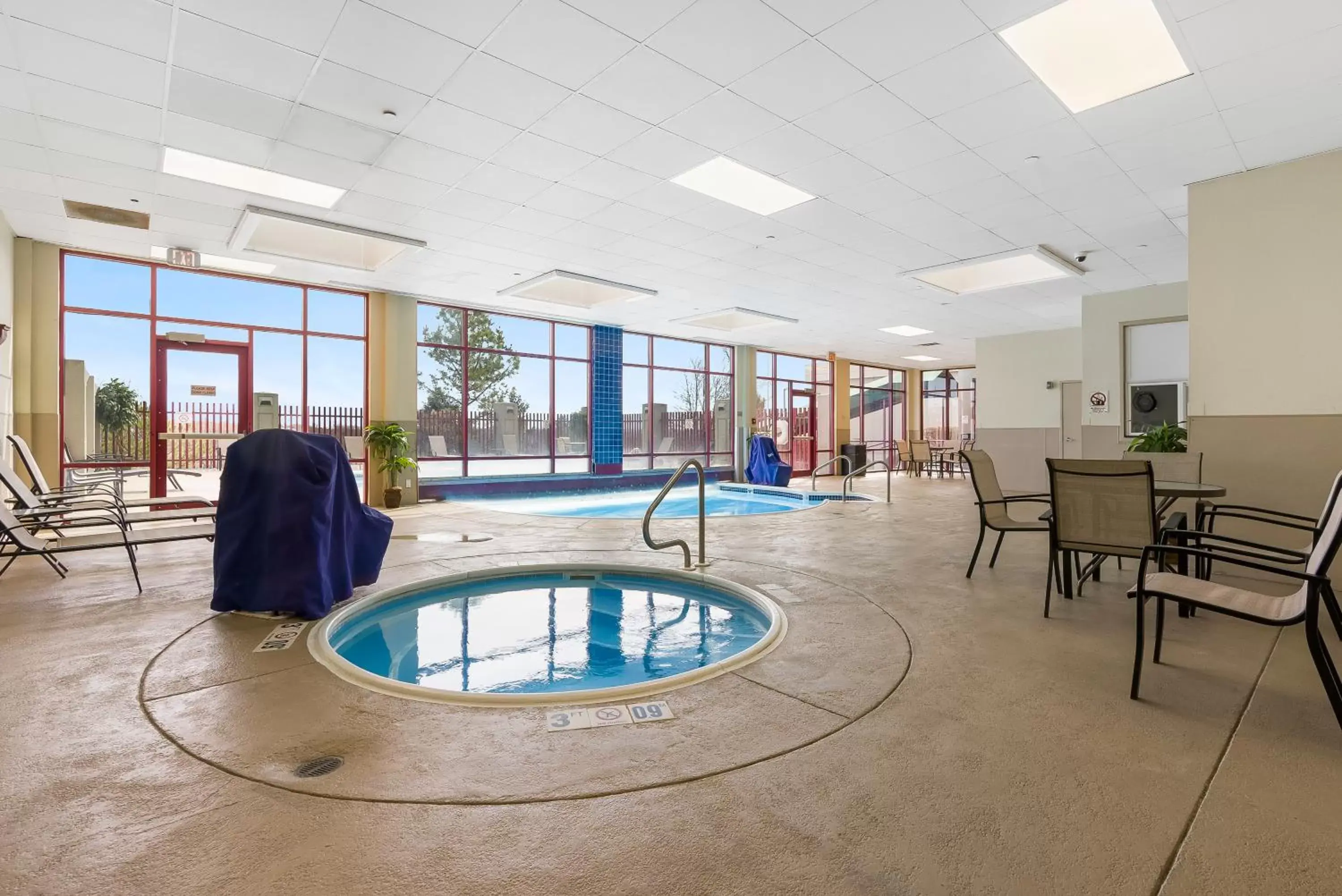 Hot Tub, Swimming Pool in Thousand Hills Resort Hotel