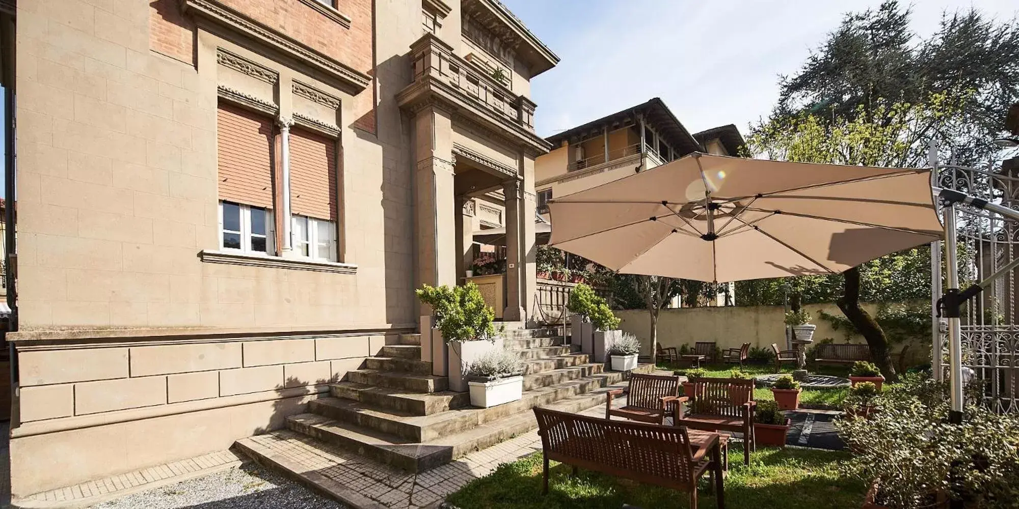 Facade/entrance in Villa Tower Inn