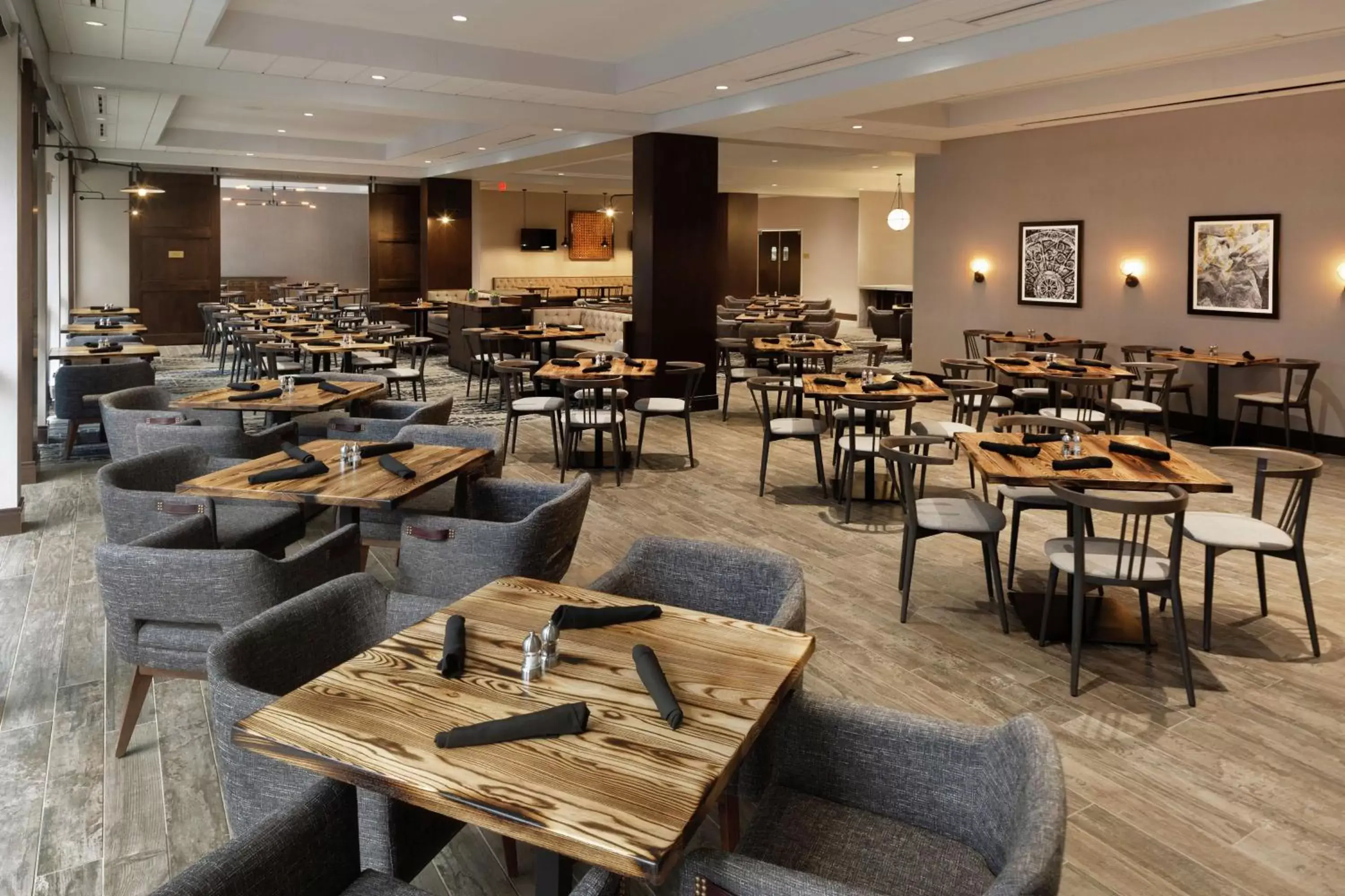 Dining area, Restaurant/Places to Eat in Doubletree By Hilton Jamestown, Ny