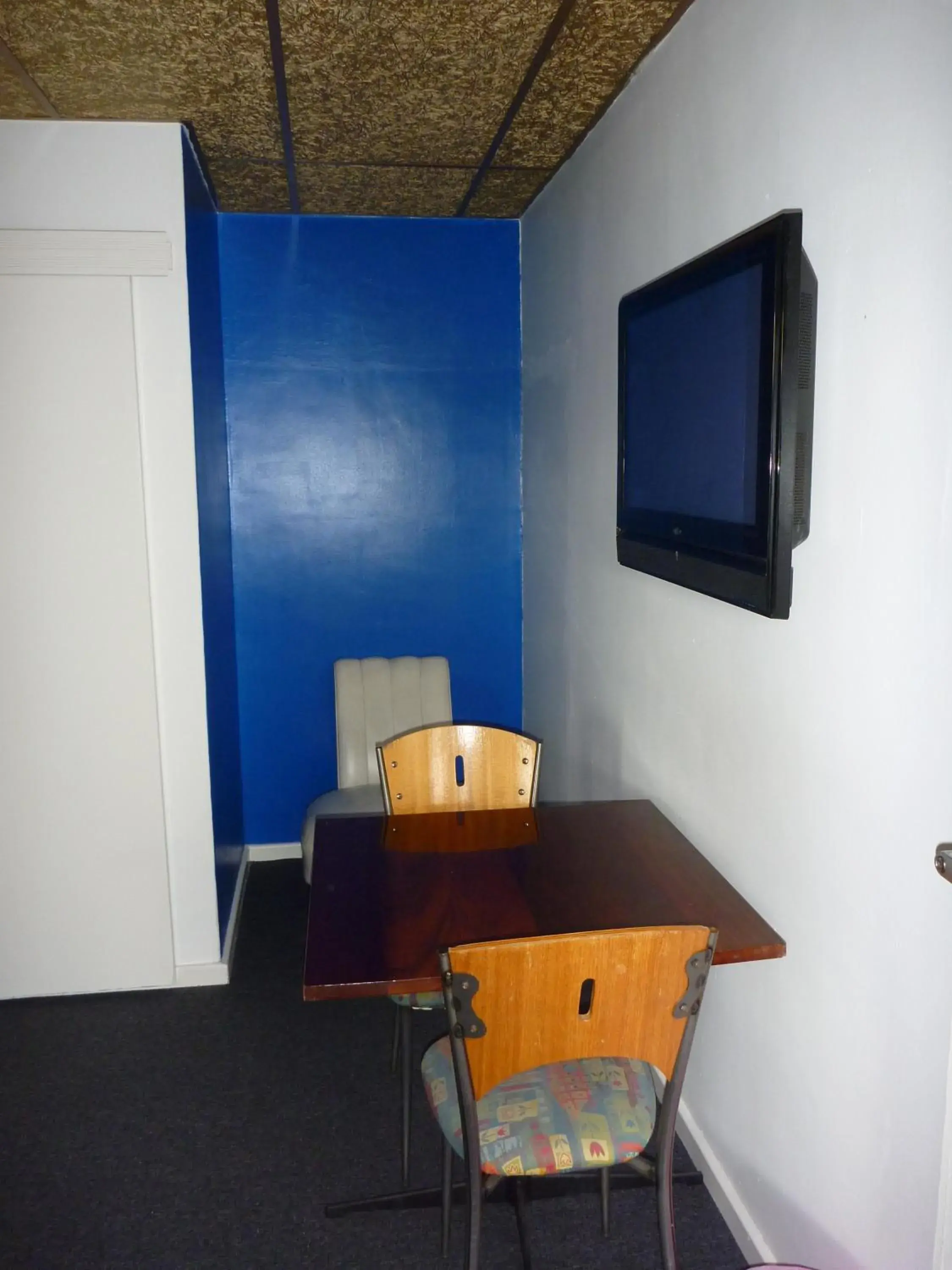 Dining area, TV/Entertainment Center in Adelaide Travellers Inn Backpackers Hostel