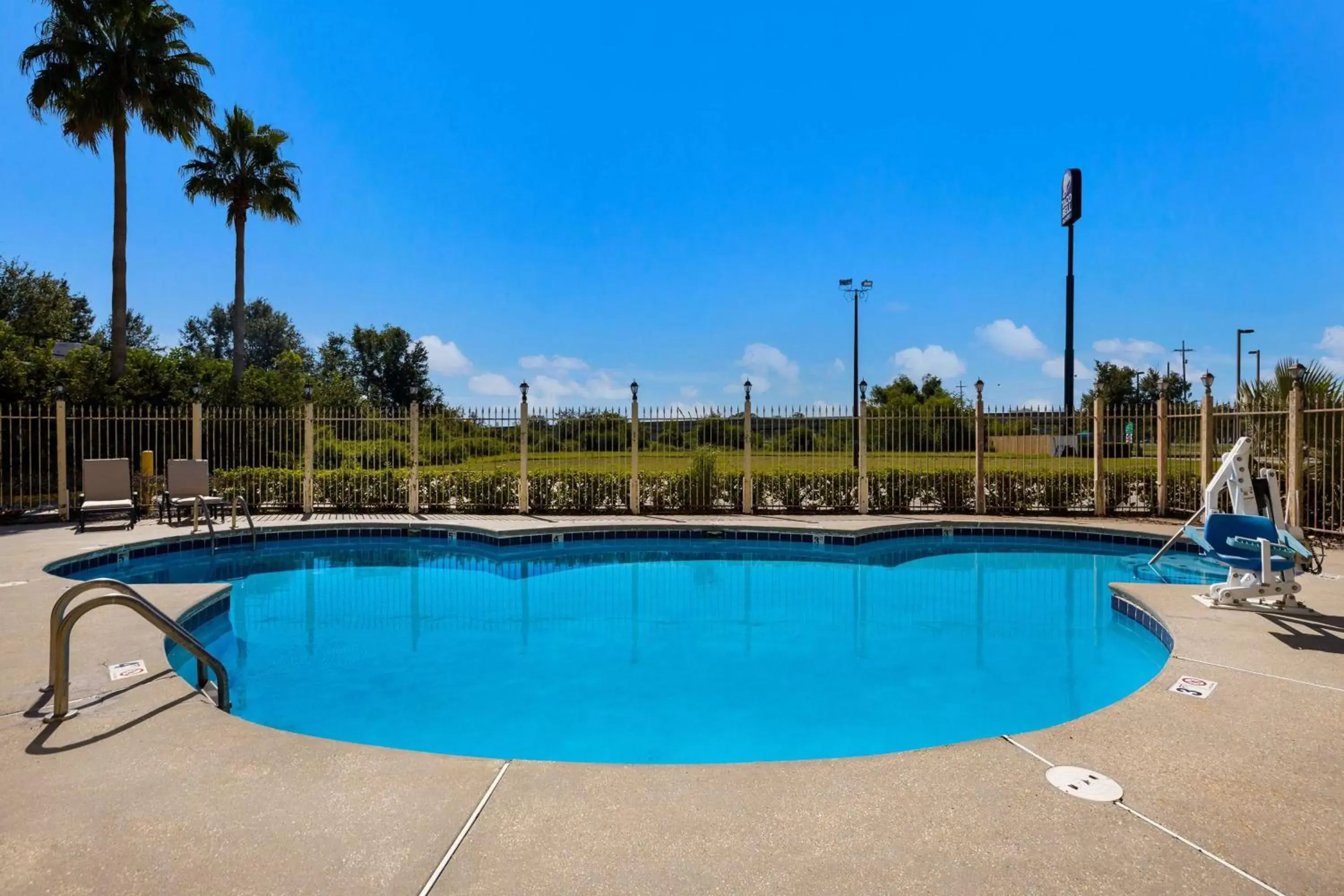 Pool view, Swimming Pool in Best Western Houma Inn