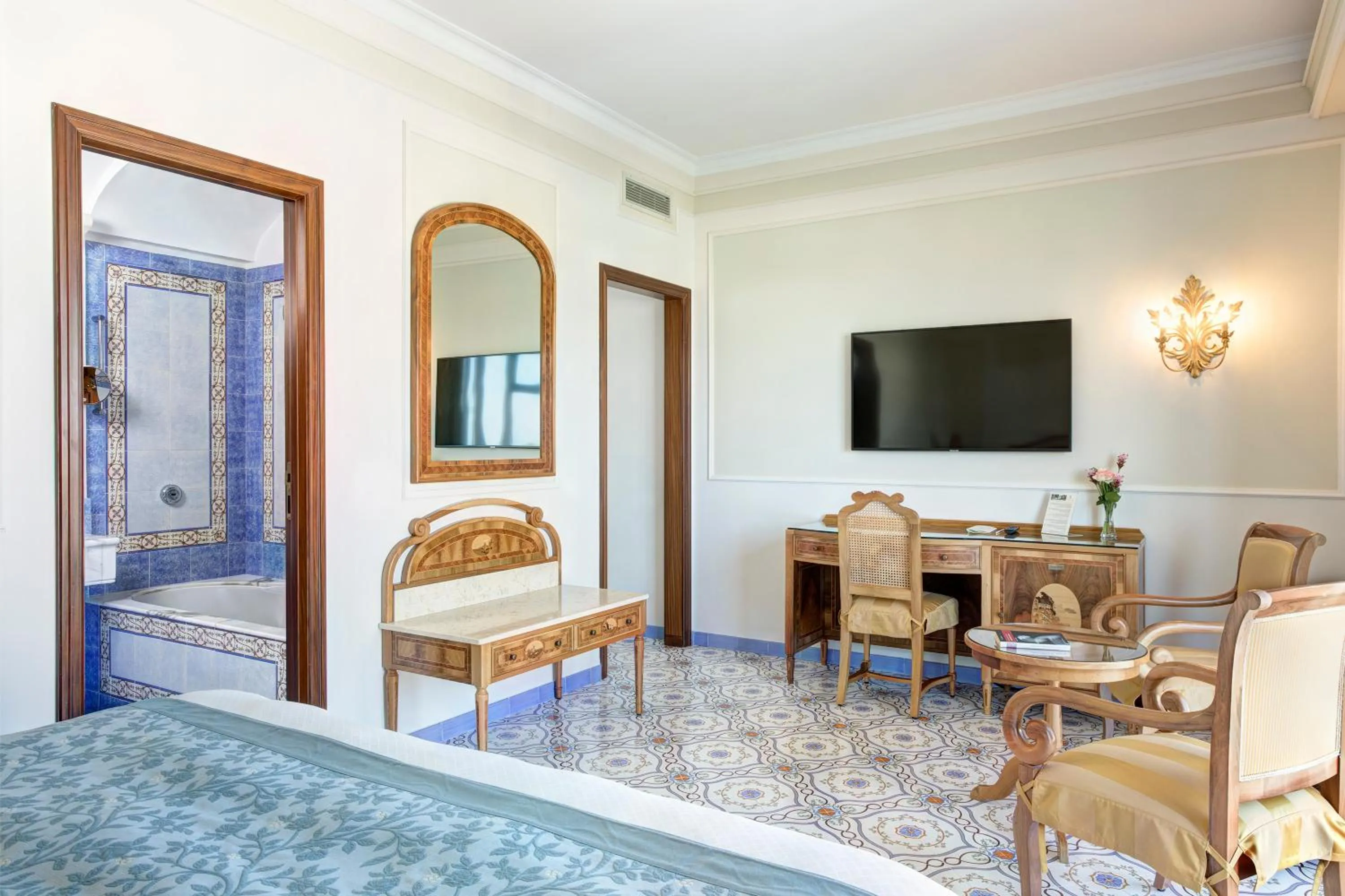 Bedroom, Bed in Grand Hotel de la Ville