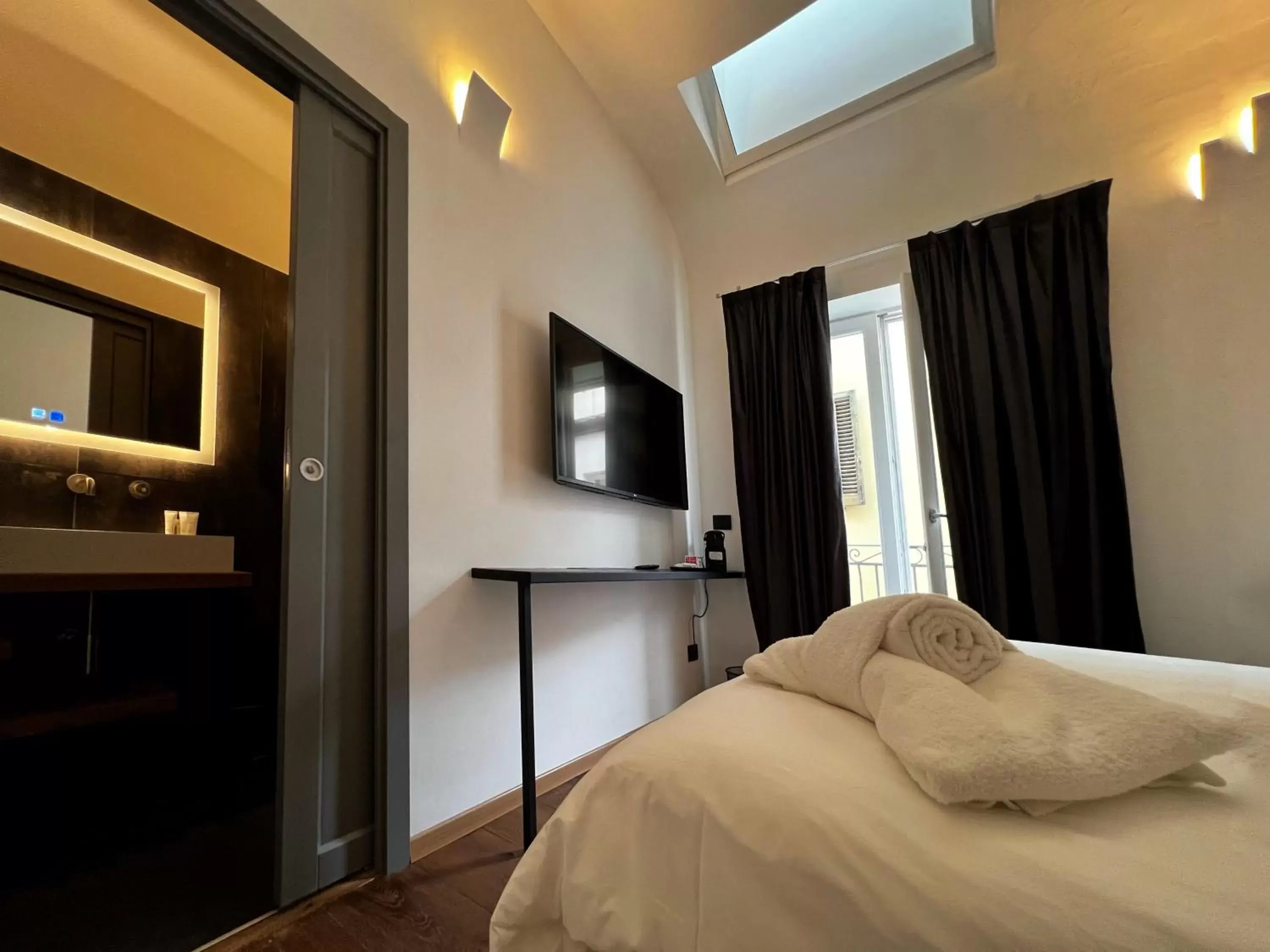 TV/Entertainment Center in Gioiamia - Luxury Rooms in Cattedrale