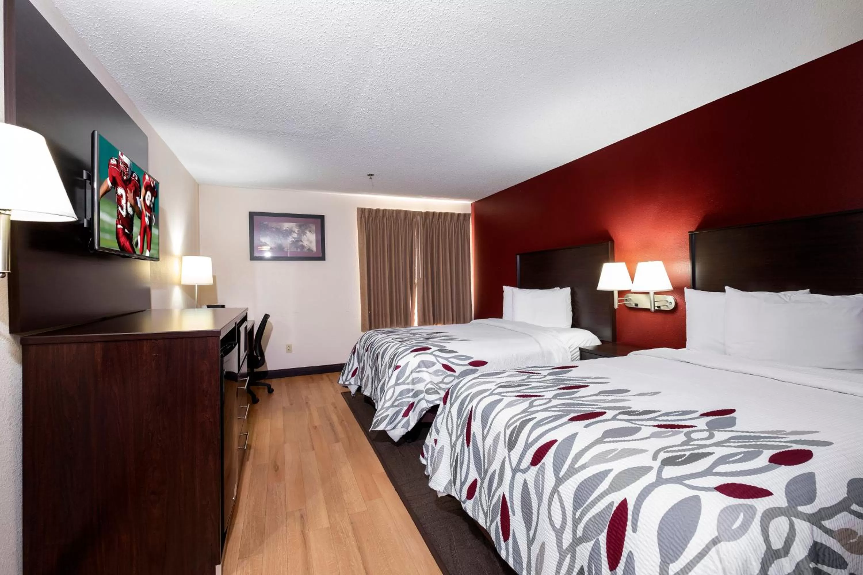Bedroom, Bed in Red Roof Inn Knoxville Central – Papermill Road