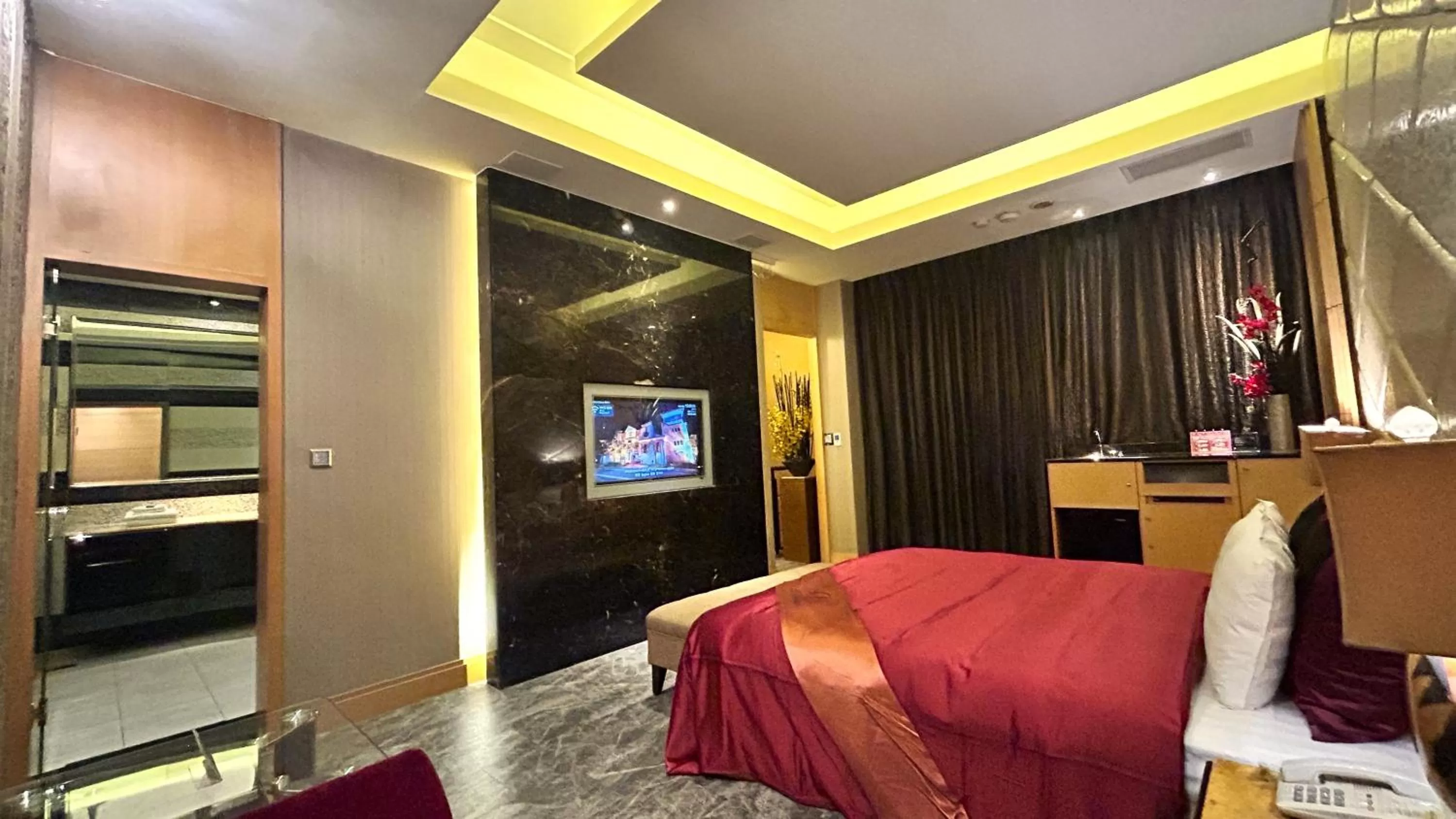 Photo of the whole room, Bed in Shining Motel