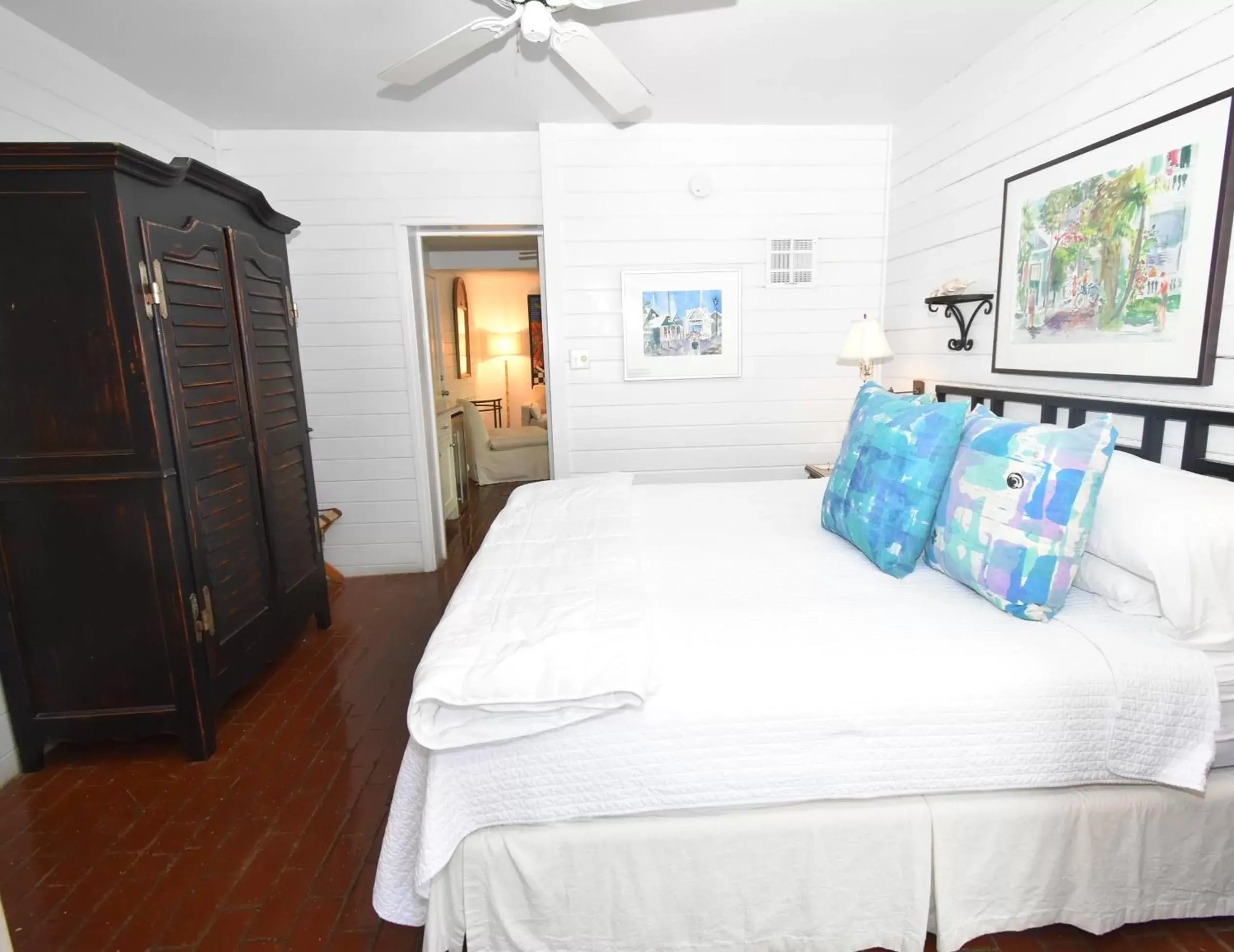 Bed in Simonton Court Historic Inn & Cottages