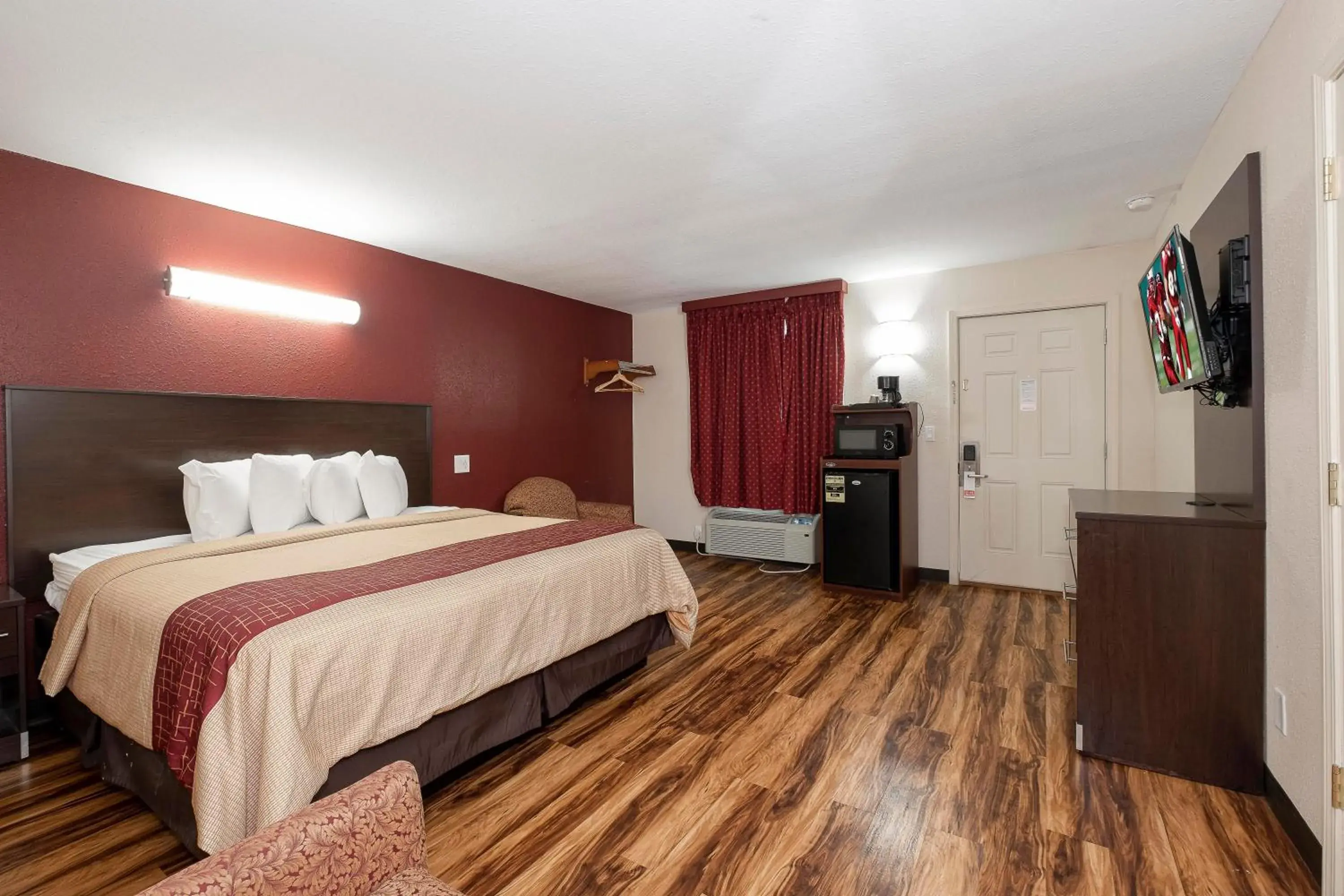 Bedroom in Red Roof Inn Starkville - University