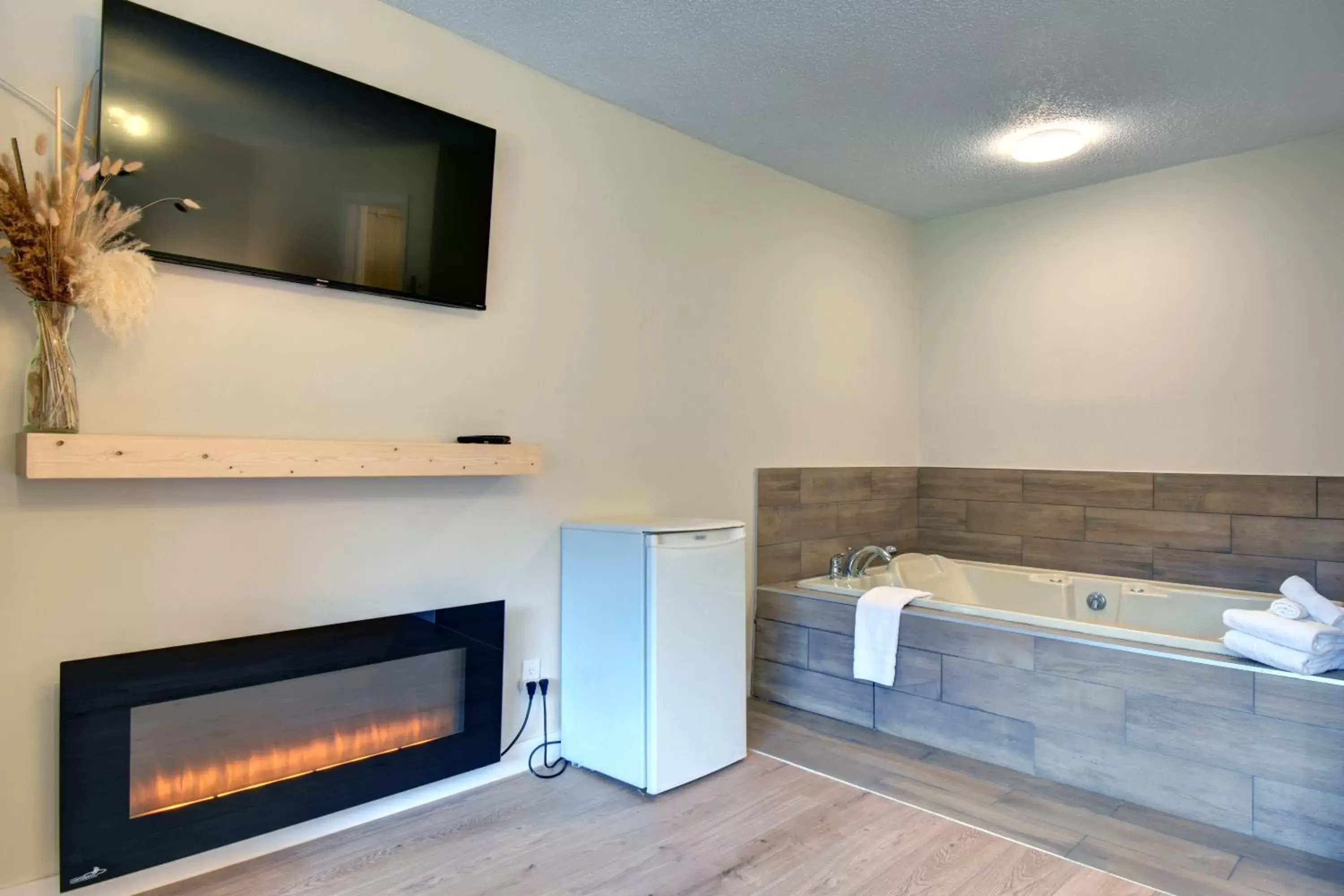 Communal lounge/ TV room, Bathroom in Hotel Le Petit Lac Sainte-Adèle