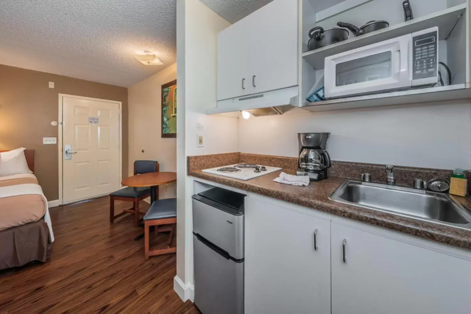 Kitchen/Kitchenette in Tampa Bay Extended Stay Hotel