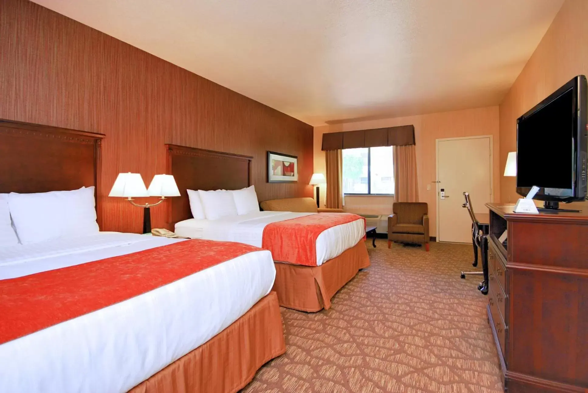 Bedroom in Best Western San Dimas Hotel & Suites