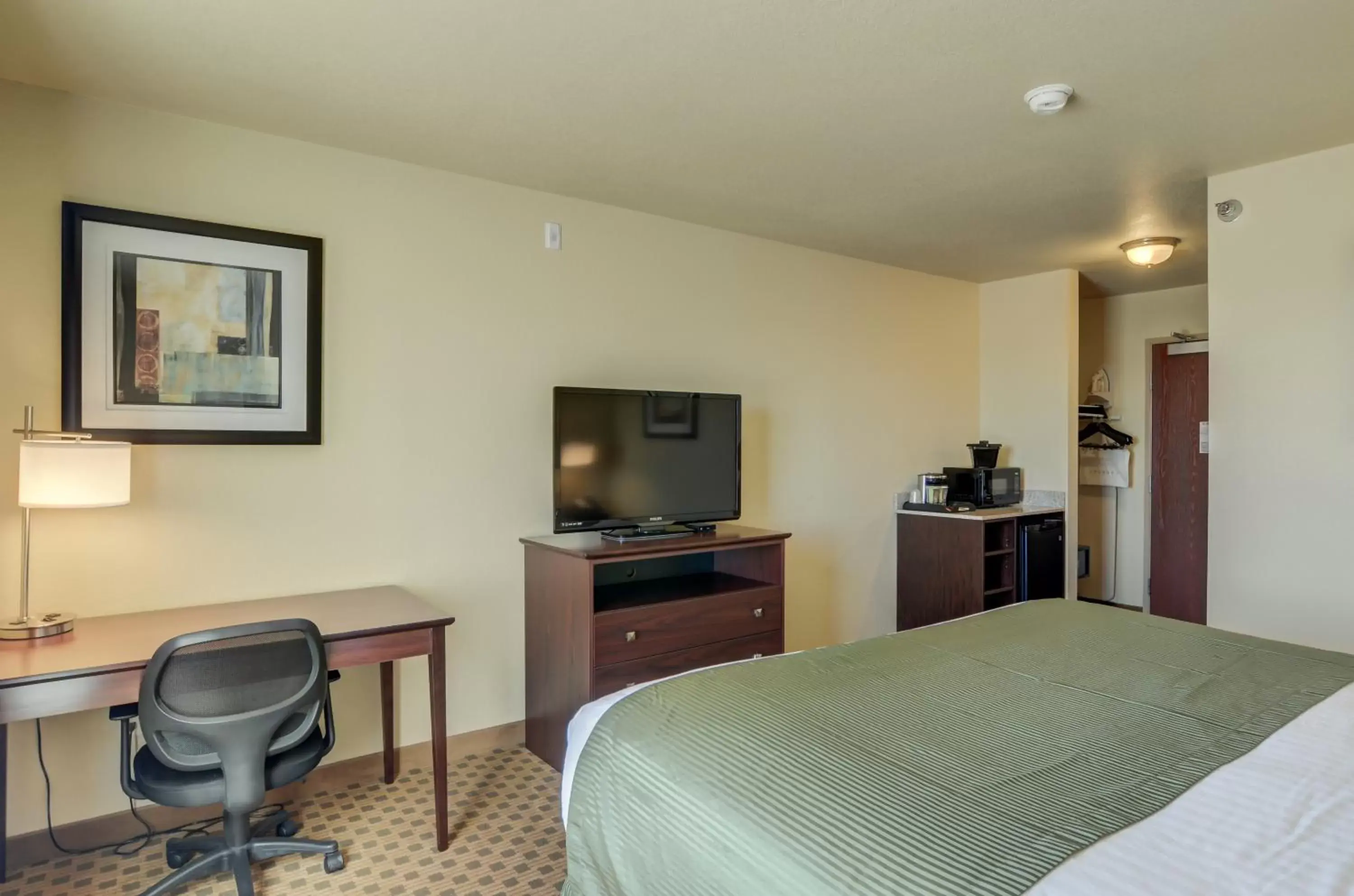 Bed, TV/Entertainment Center in Cobblestone Inn and Suites - Eaton