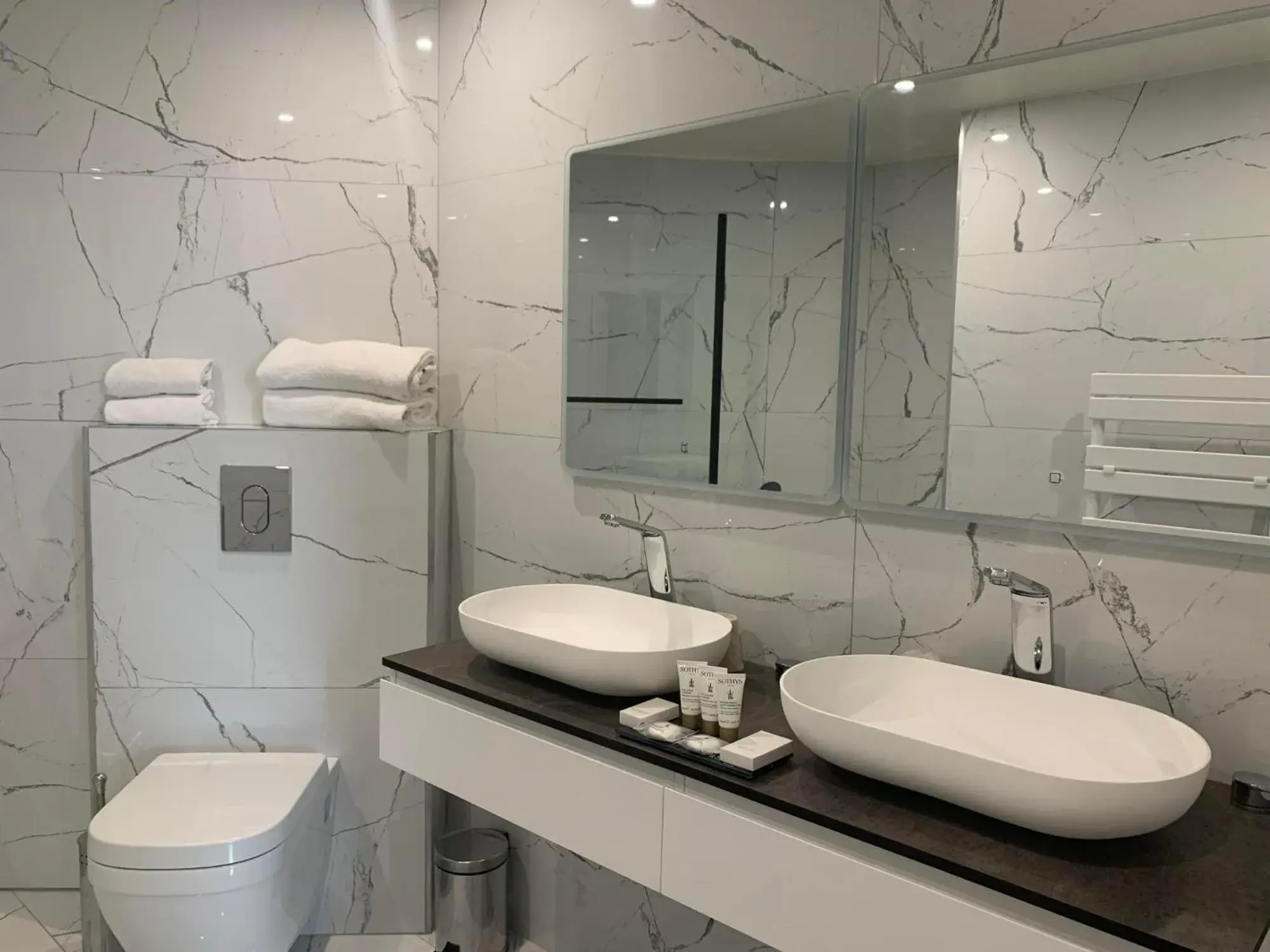 Shower, Bathroom in Casino Hotel Des Palmiers