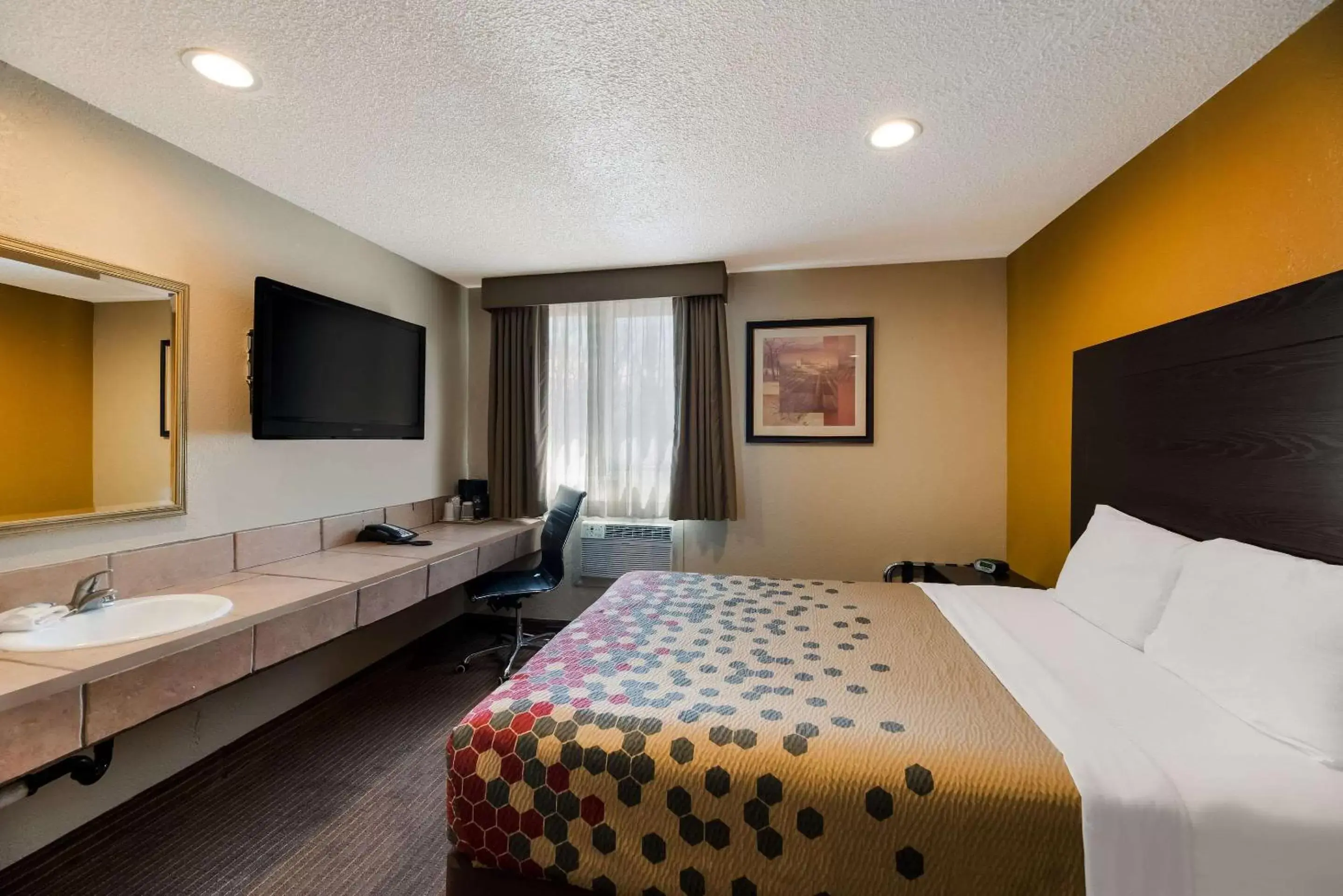 Bedroom, Bed in Rodeway Inn Flagstaff-Downtown