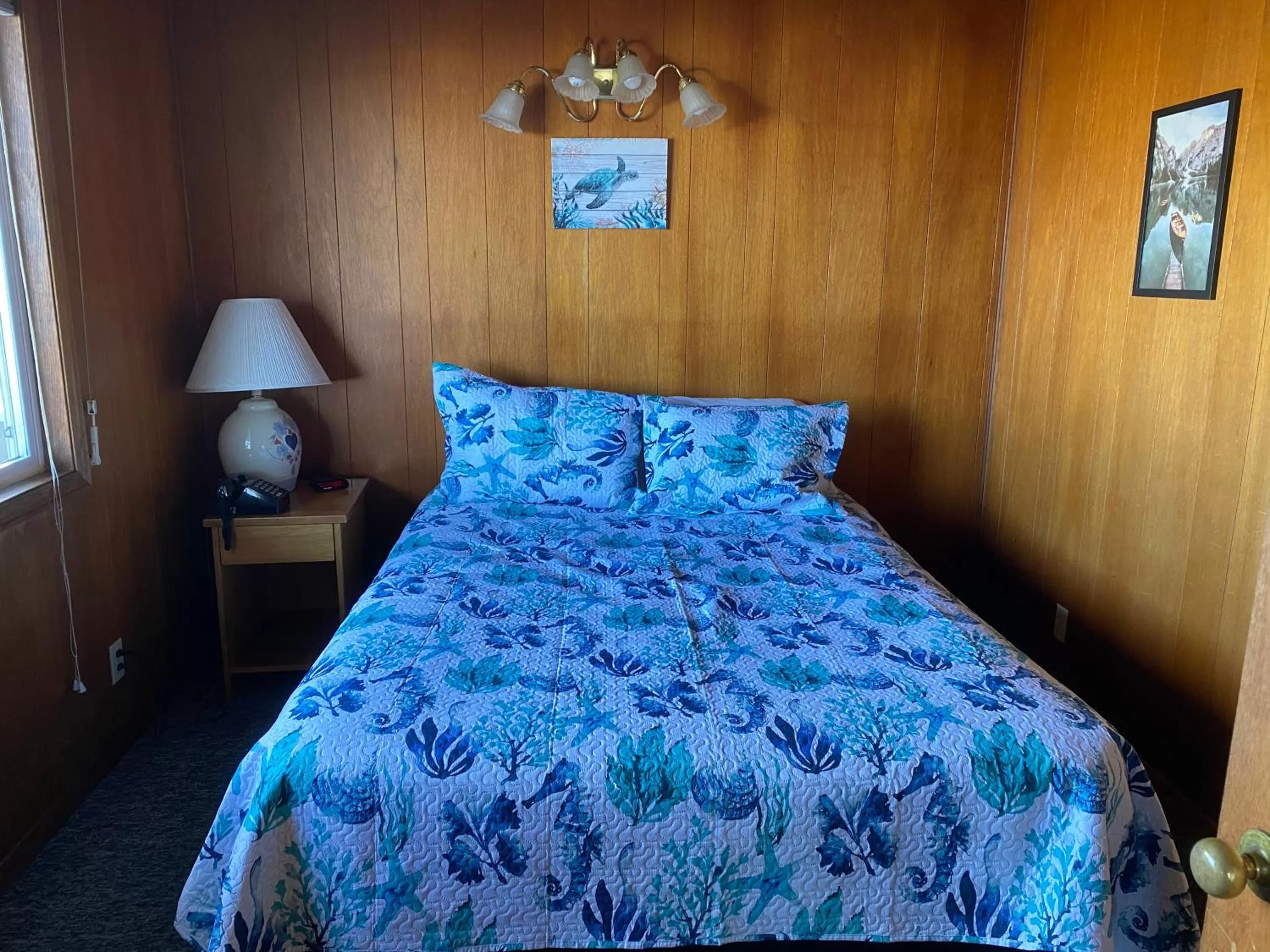 Bed in Curley's Resort & Dive Center