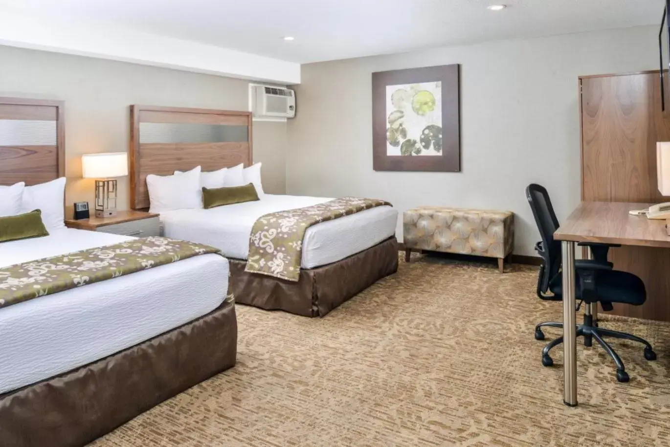 Bed in Best Western Plus Anaheim Inn