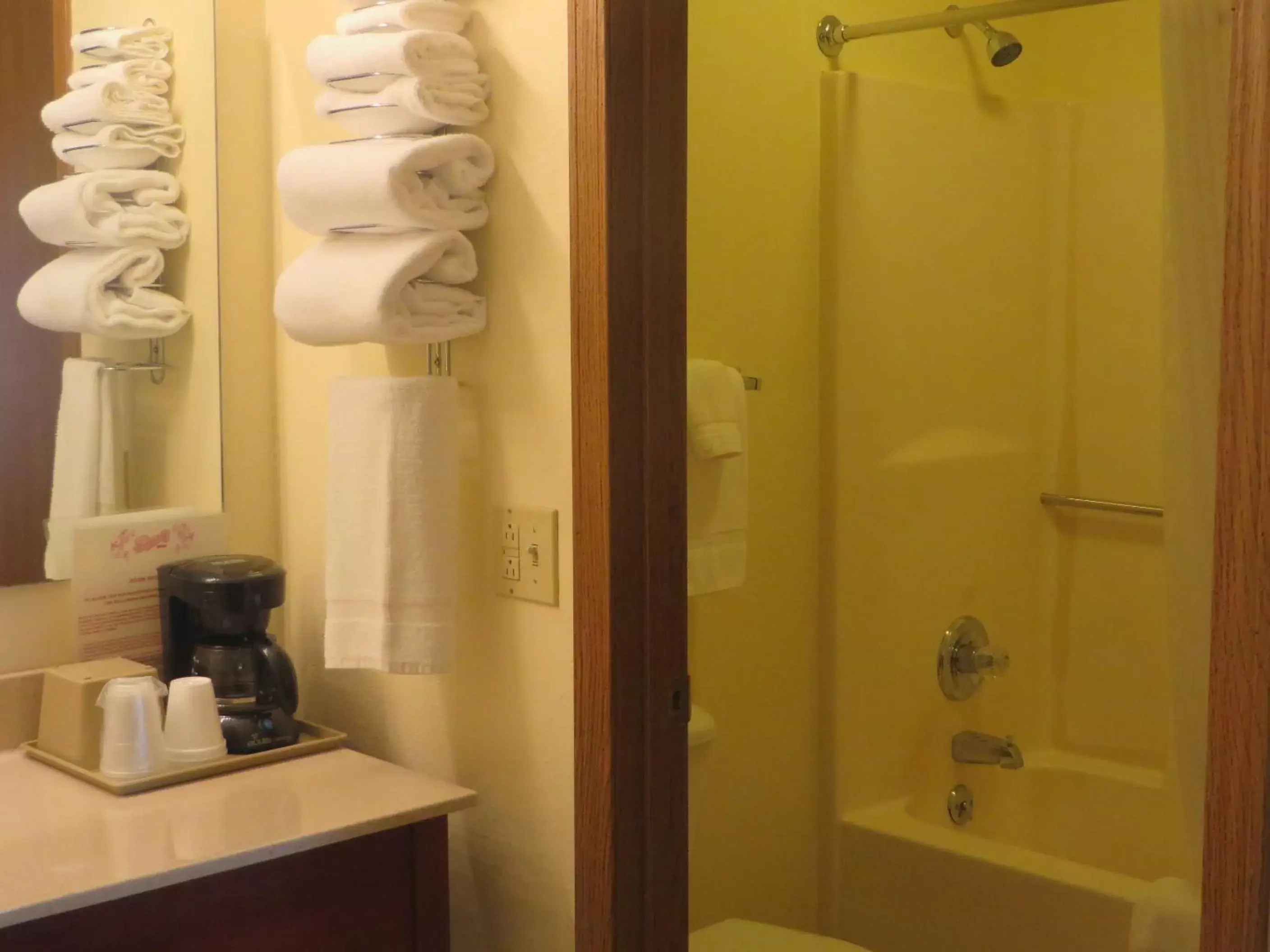 Shower, Bathroom in Honeysuckle Inn