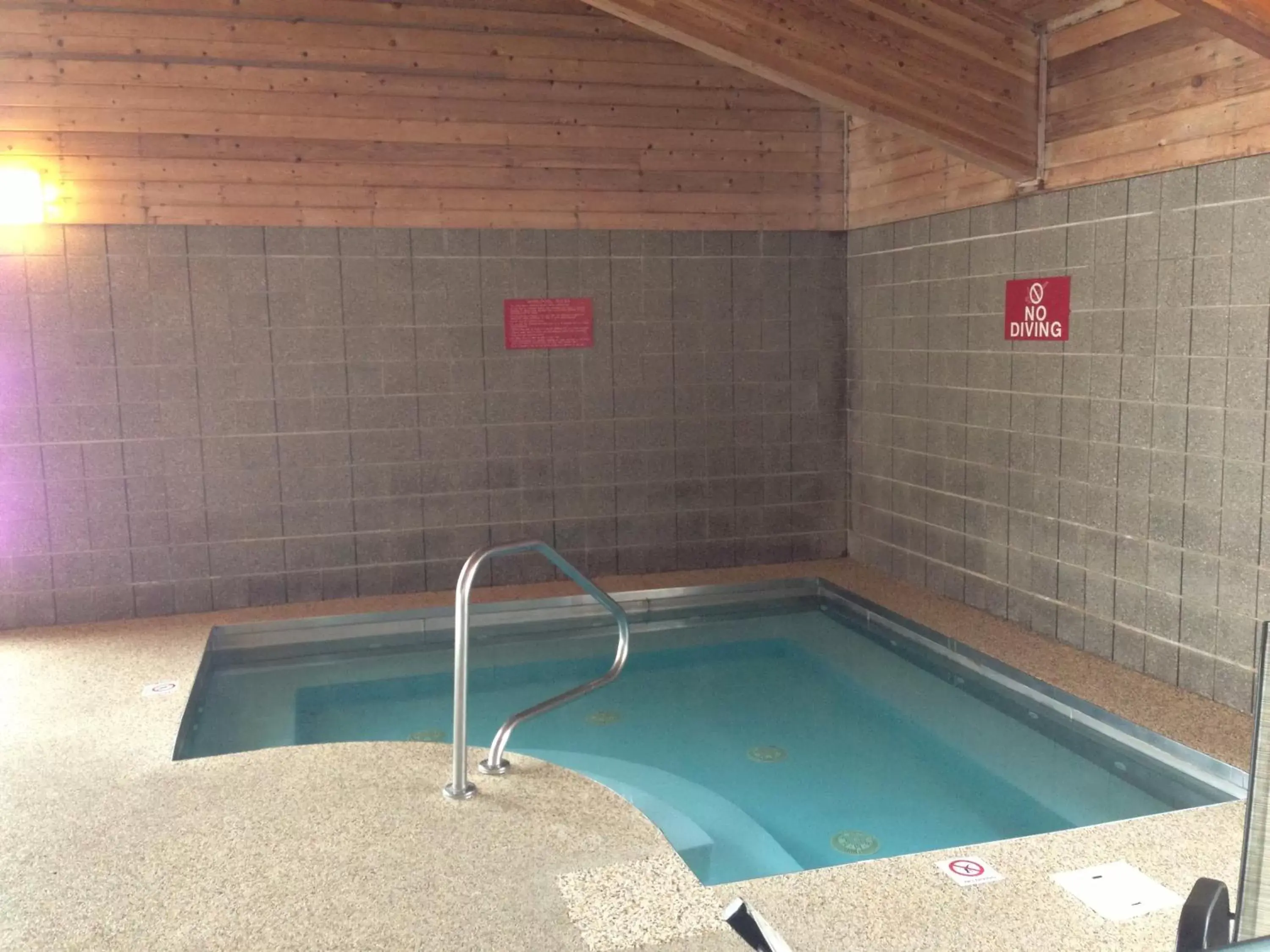 Hot Tub, Swimming Pool in AmericInn by Wyndham Aberdeen Event Center